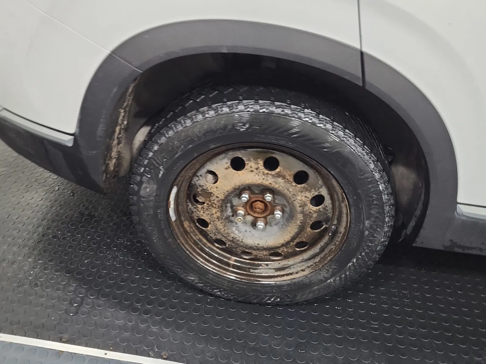 Right Rear Wheel/Tire Photo