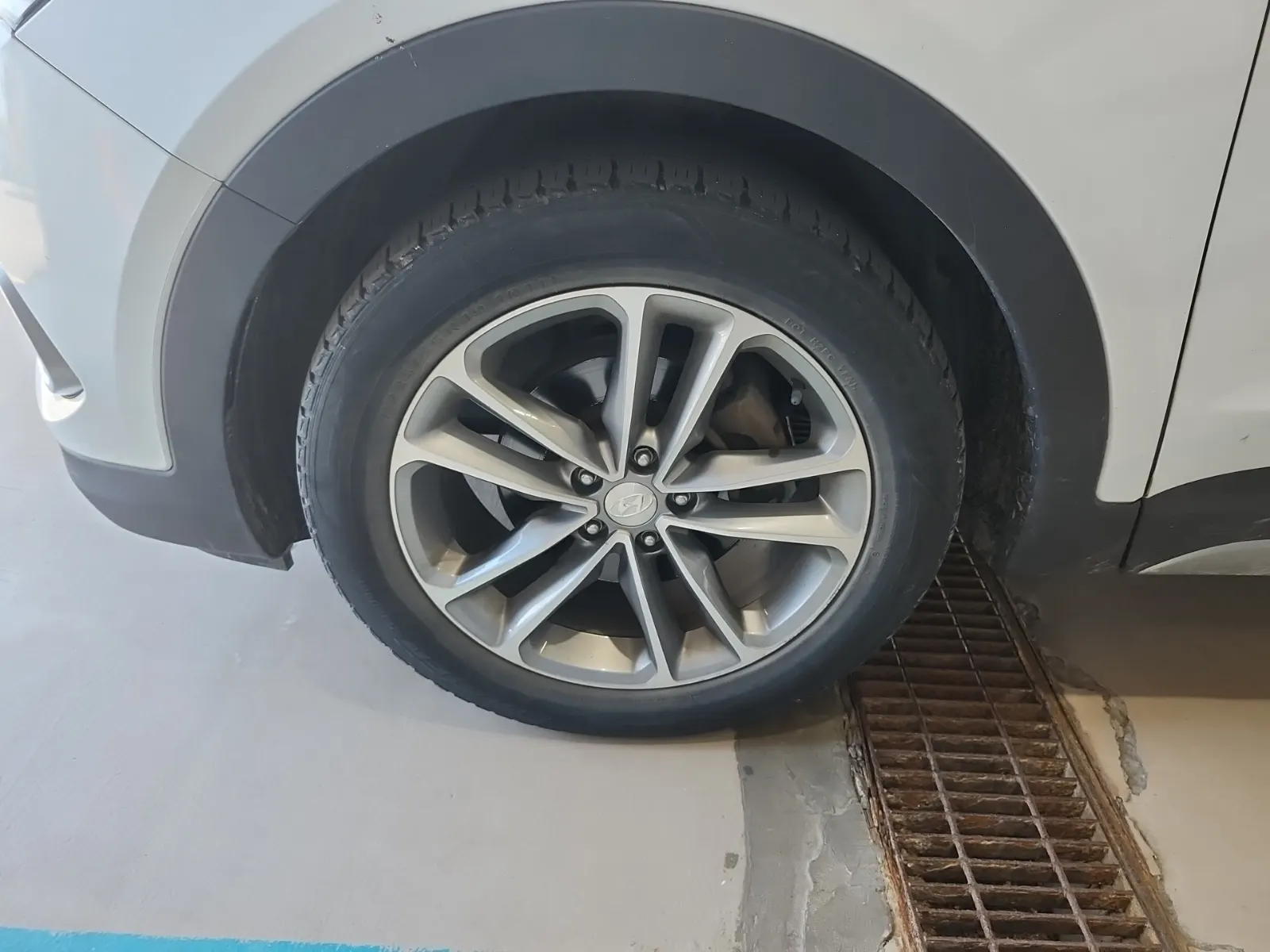 Front driver wheel/tire photo