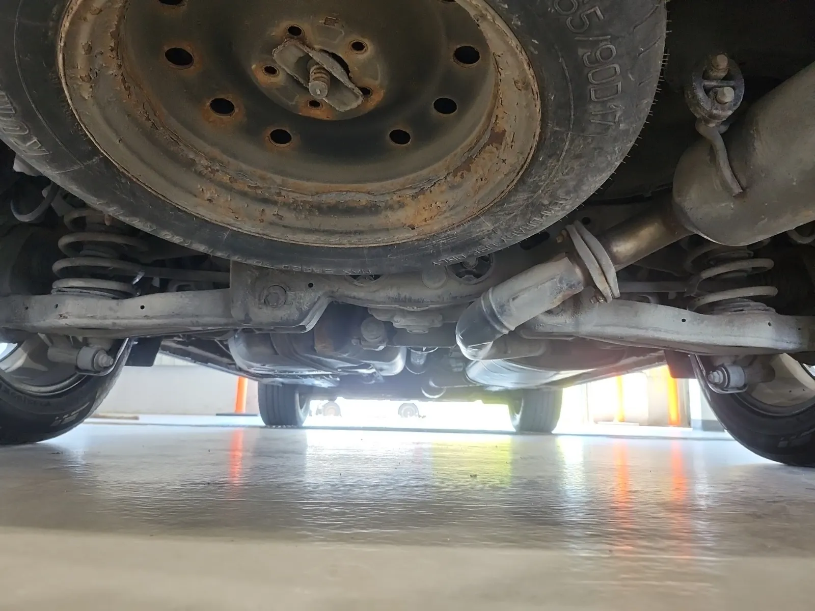 Undercarriage - Rear Photo