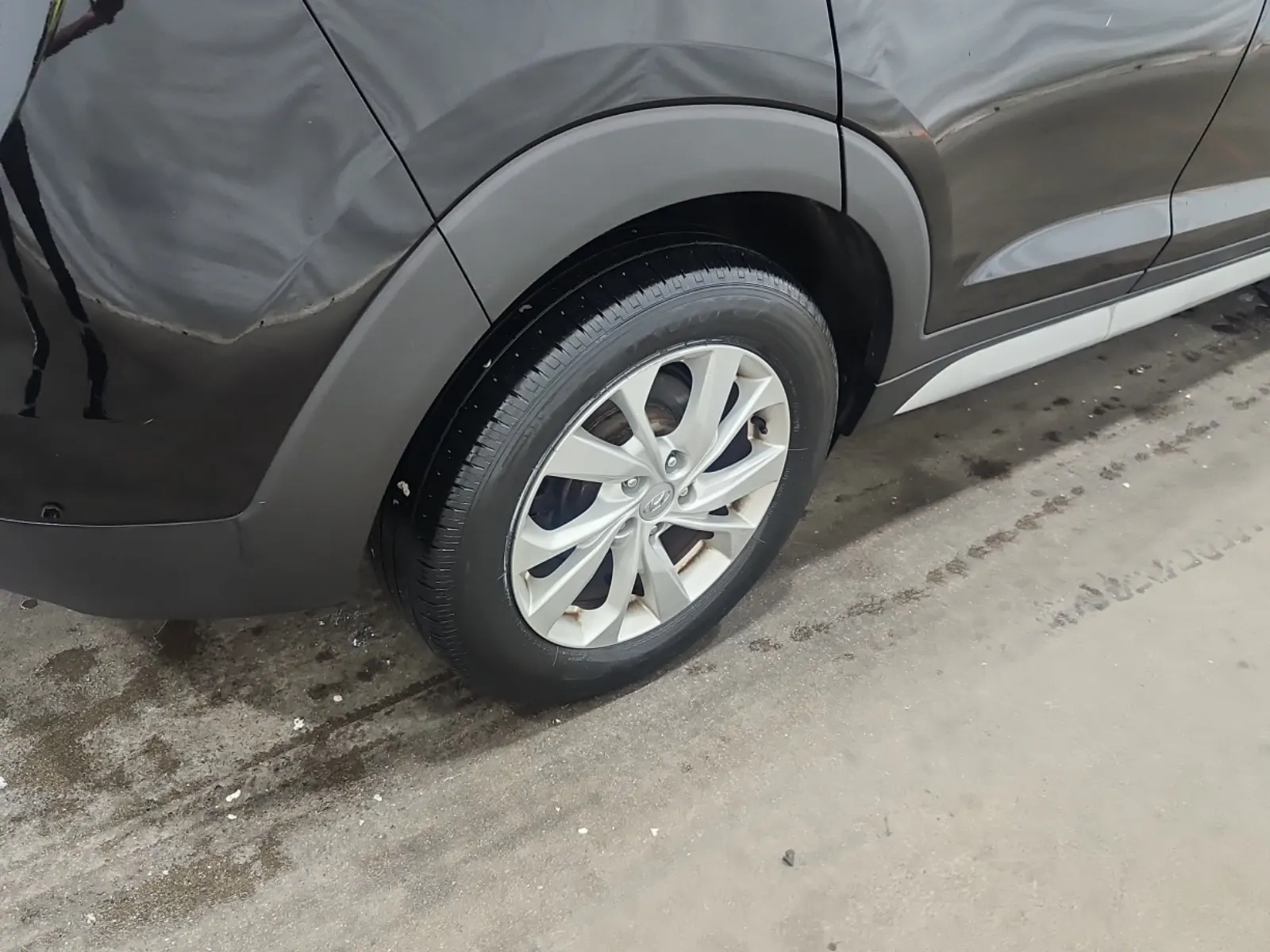 Right Rear Wheel/Tire Photo