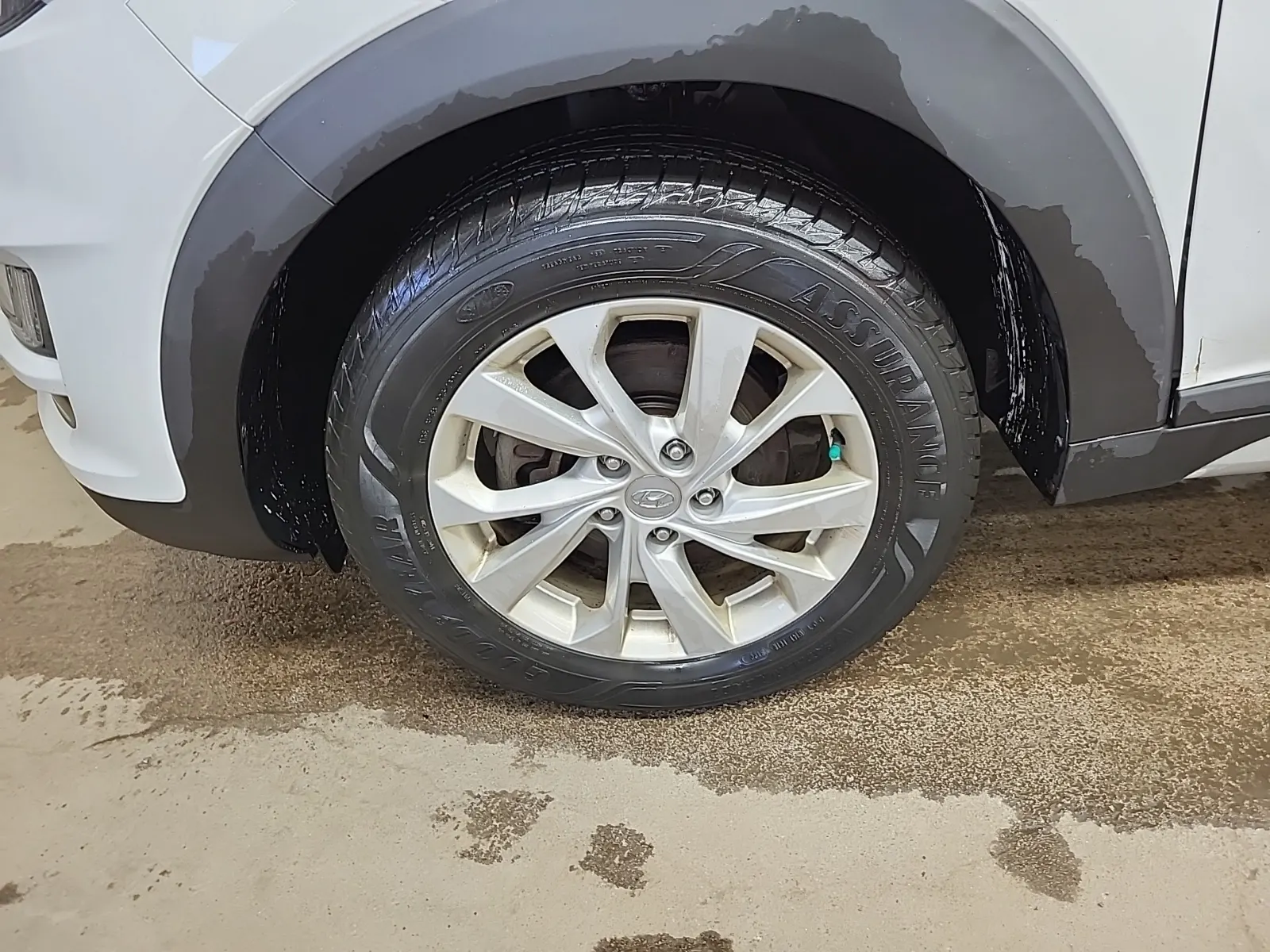 Front driver wheel/tire photo