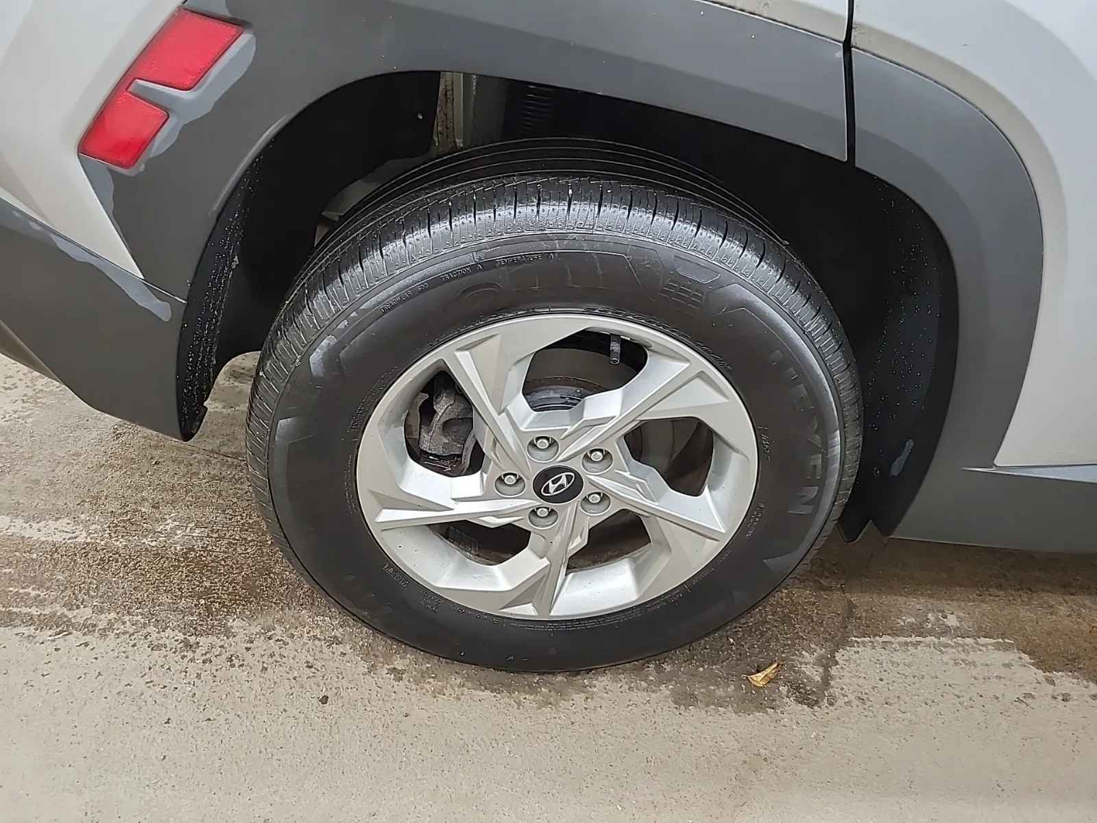 Right Rear Wheel/Tire Photo