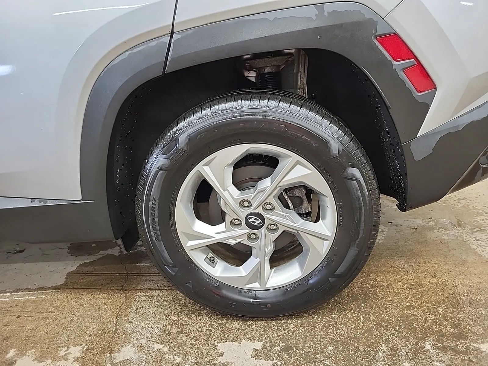 Left Rear Wheel/Tire Photo