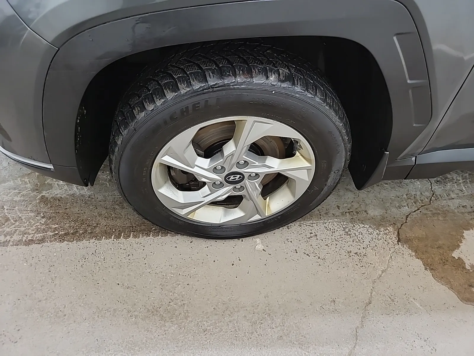 Front driver wheel/tire photo