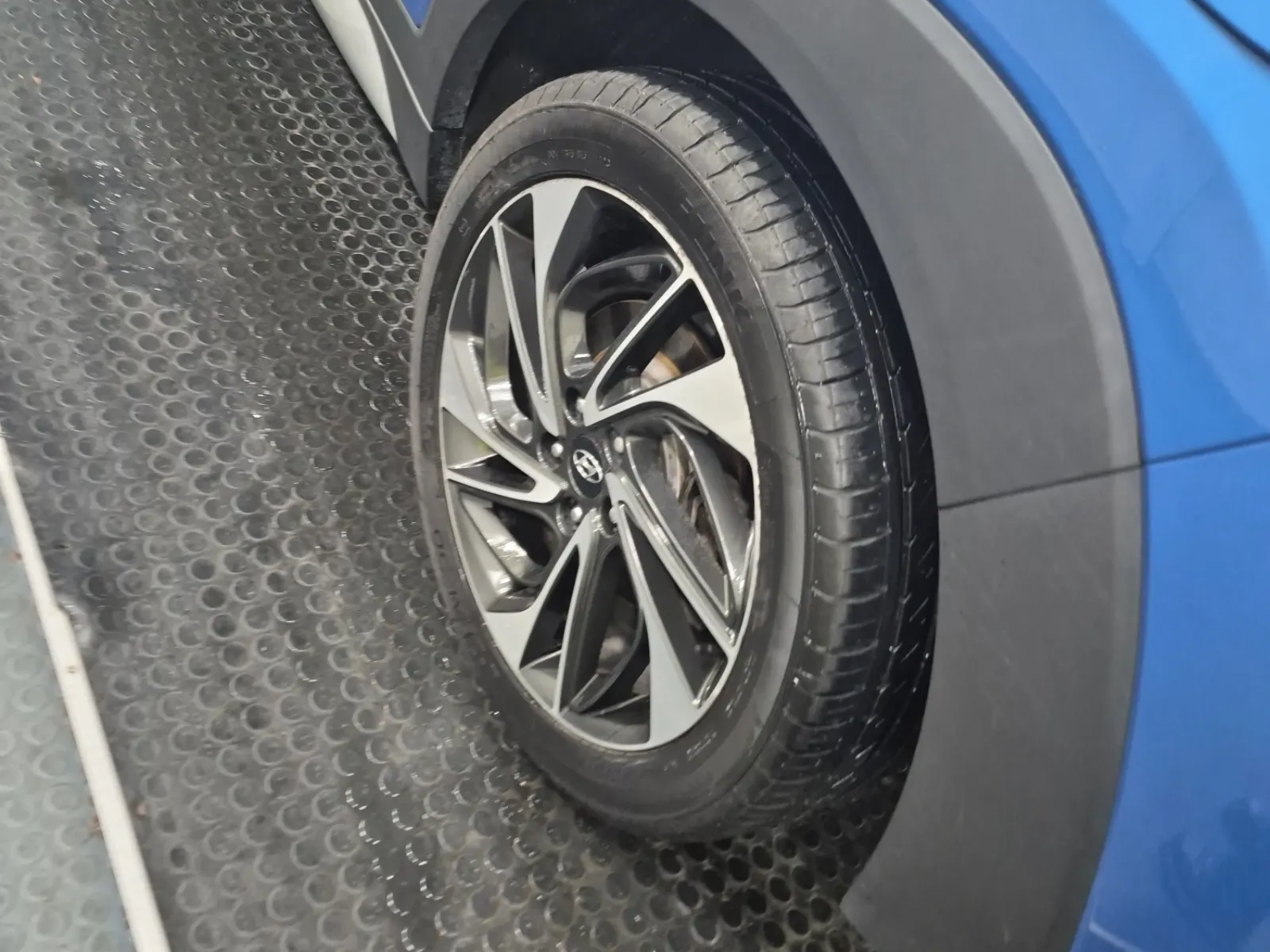 Left Rear Wheel/Tire Photo
