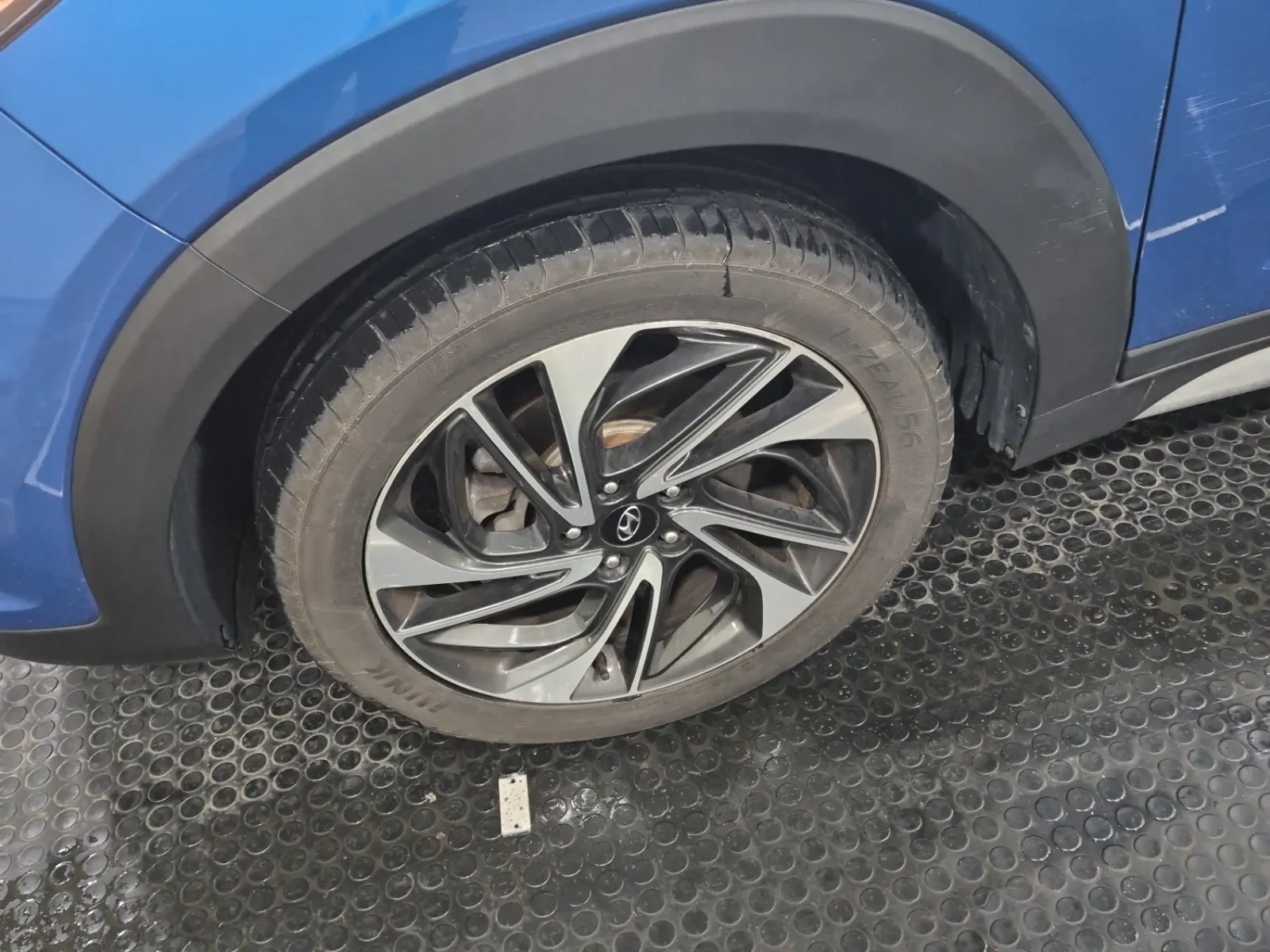 Front driver wheel/tire photo