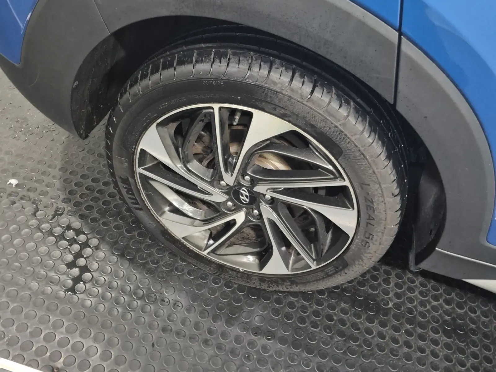 Right Rear Wheel/Tire Photo