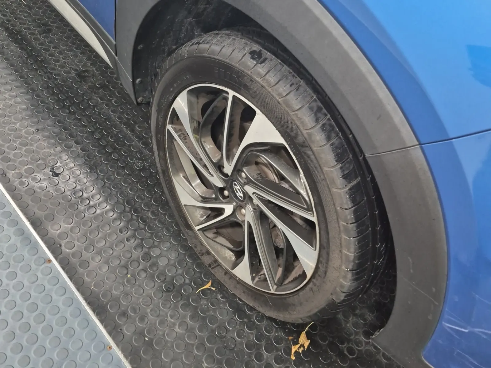 Right Front Wheel/Tire Photo