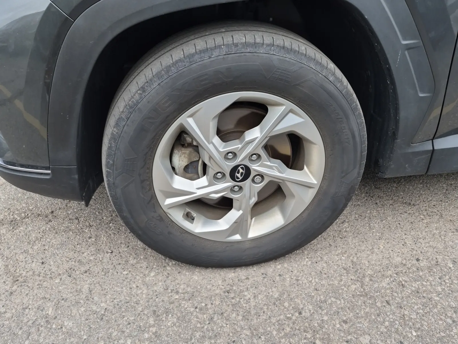 Front driver wheel/tire photo