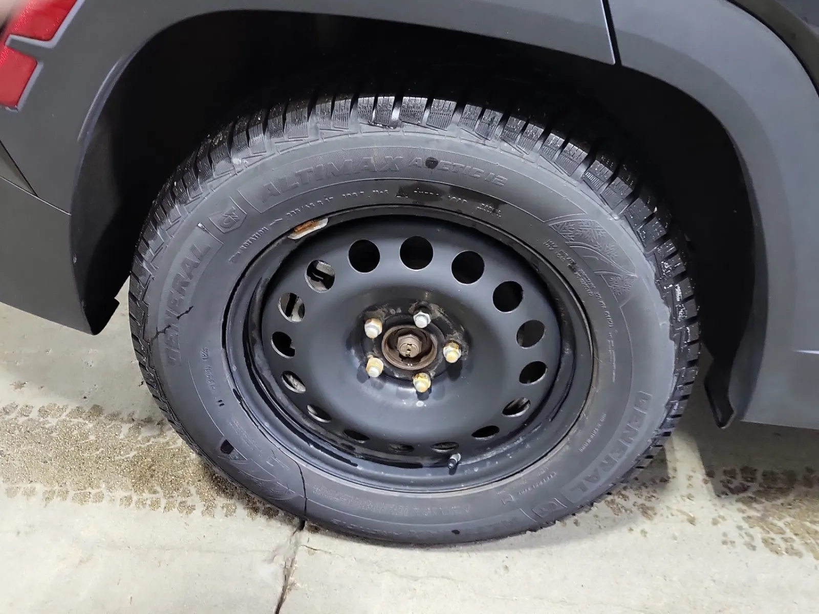 Right Rear Wheel/Tire Photo