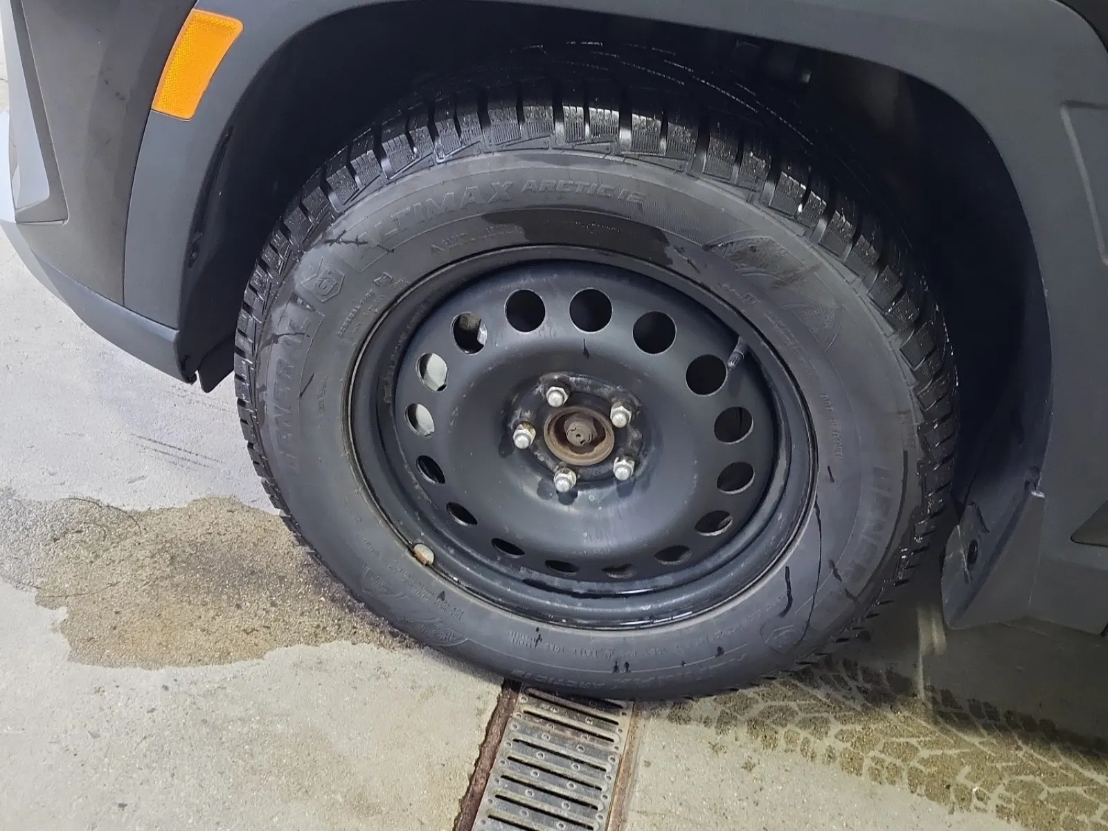 Front driver wheel/tire photo