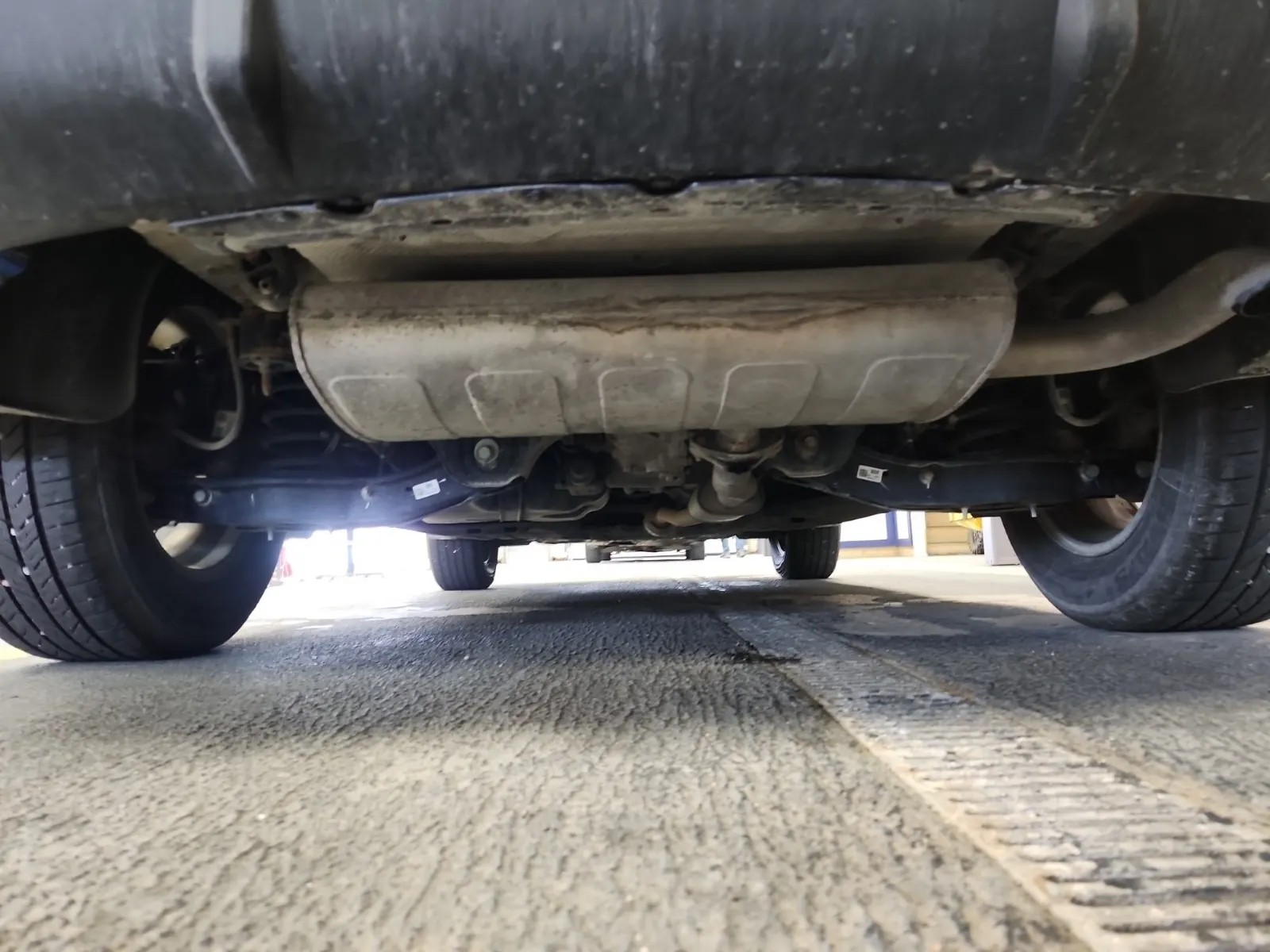 Undercarriage - Rear Photo