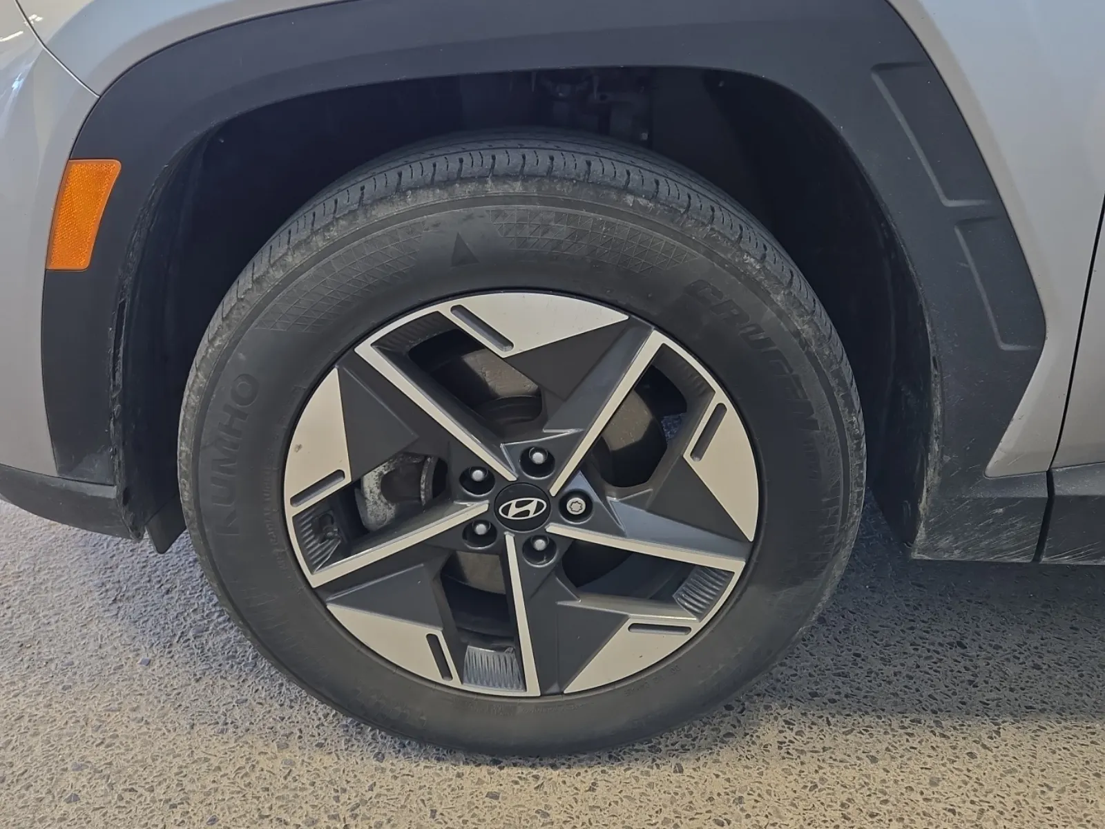 Front driver wheel/tire photo