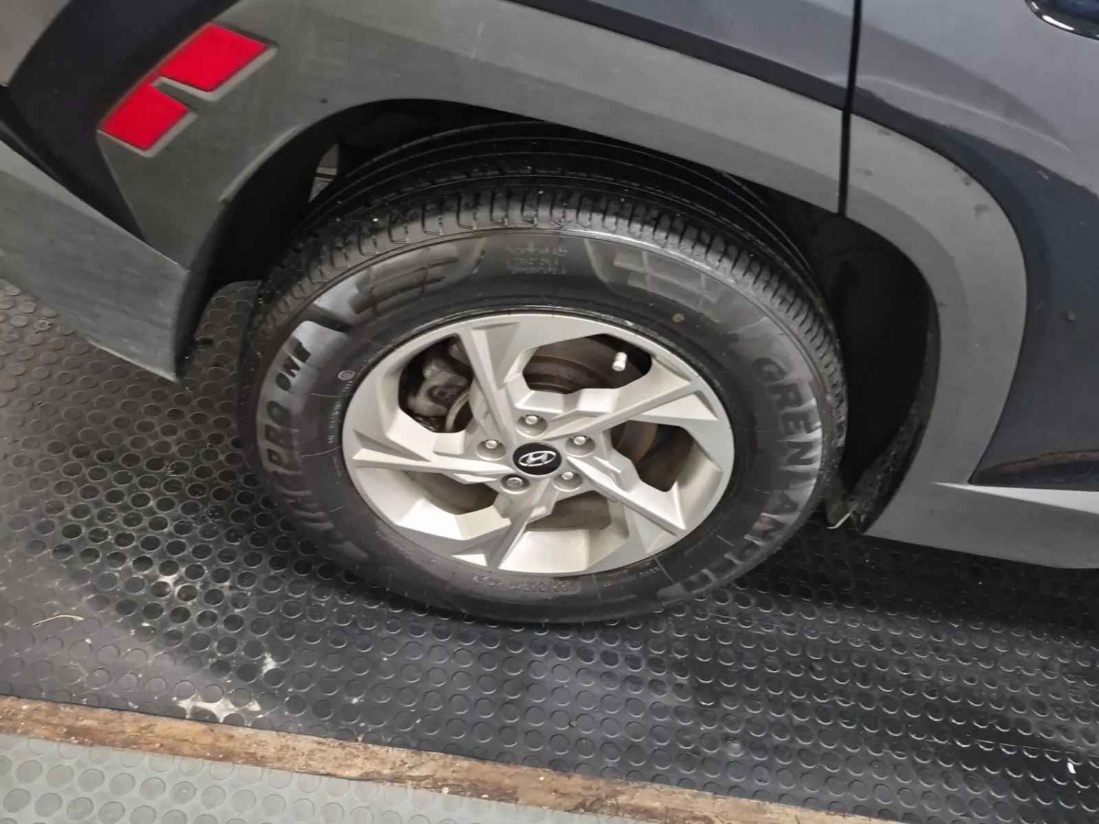 Right Rear Wheel/Tire Photo