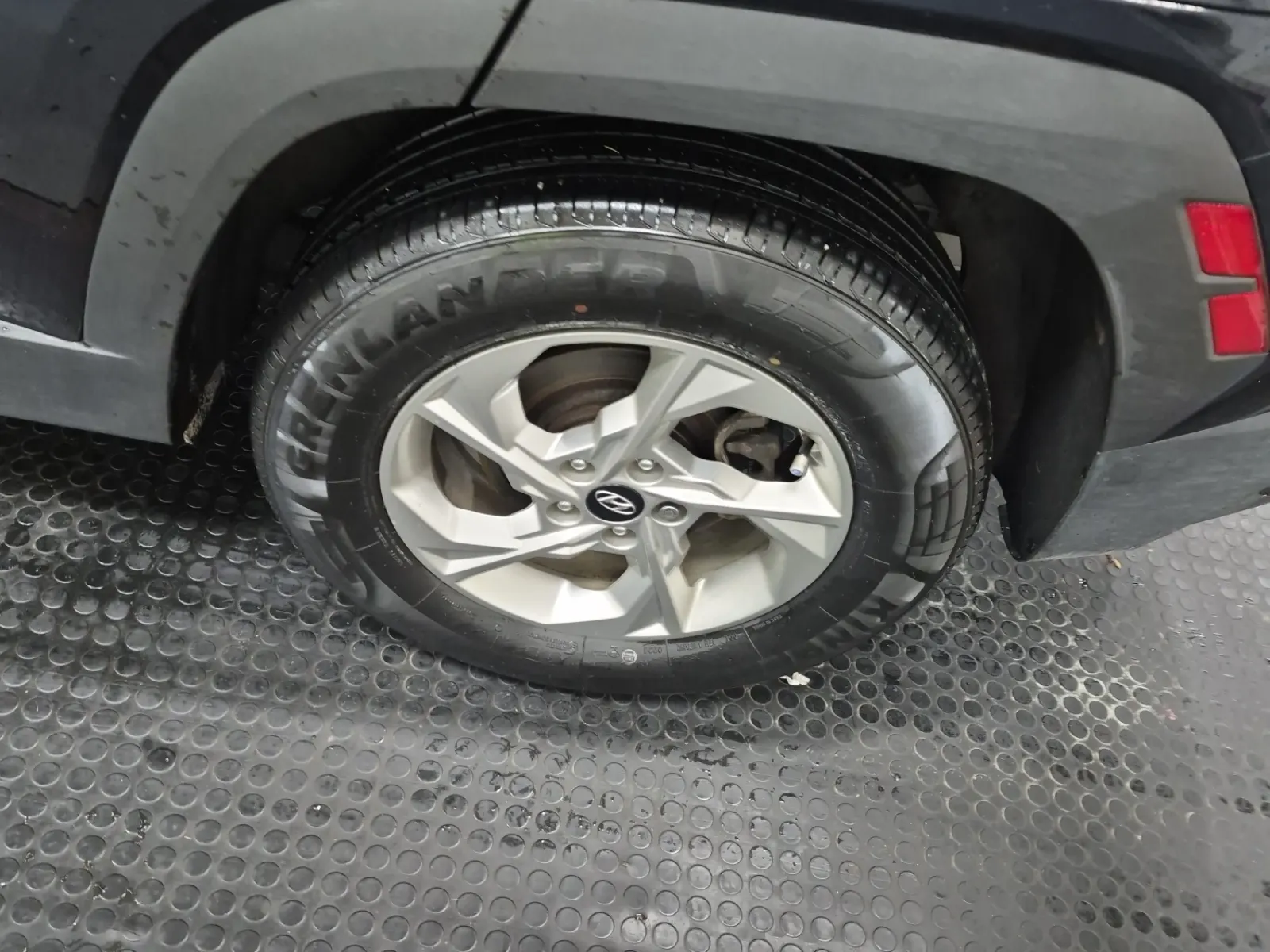 Left Rear Wheel/Tire Photo