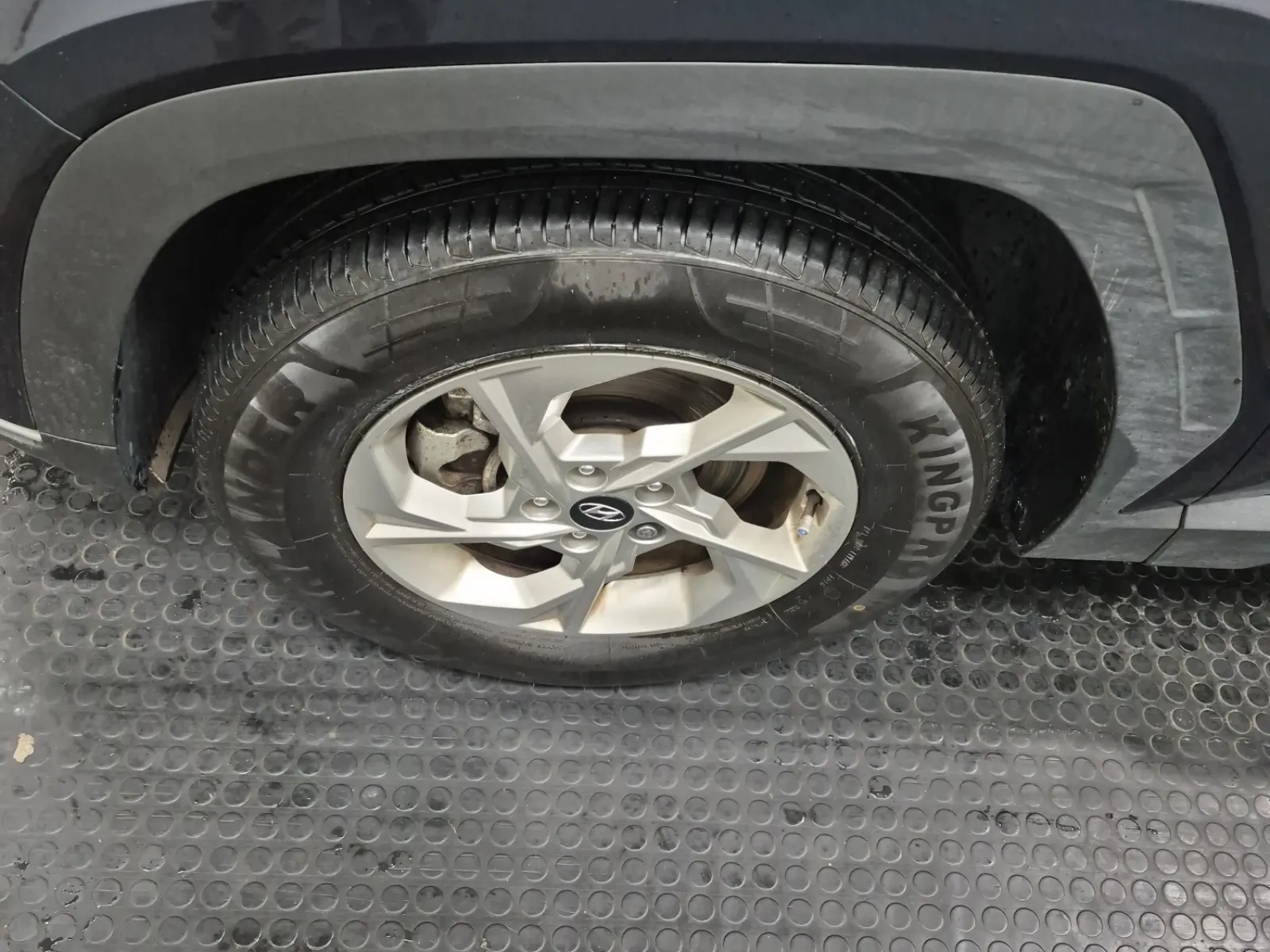 Front driver wheel/tire photo