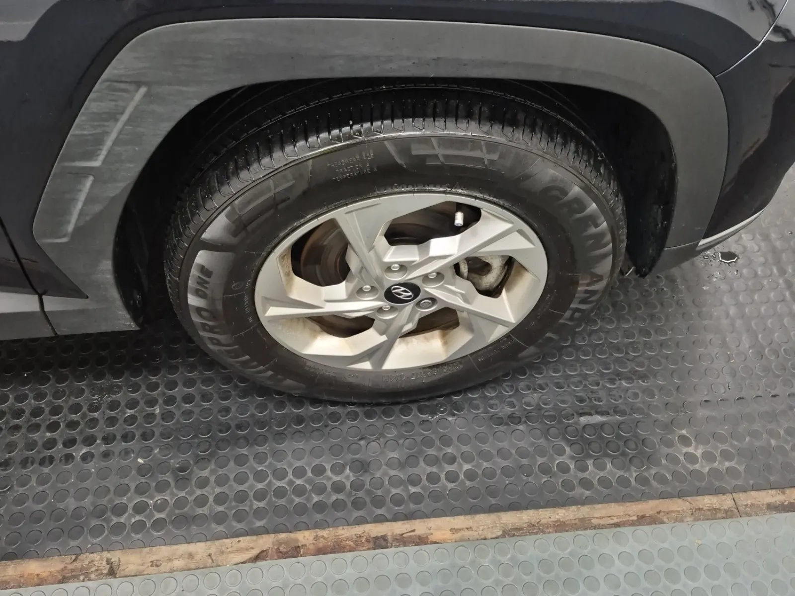 Right Front Wheel/Tire Photo