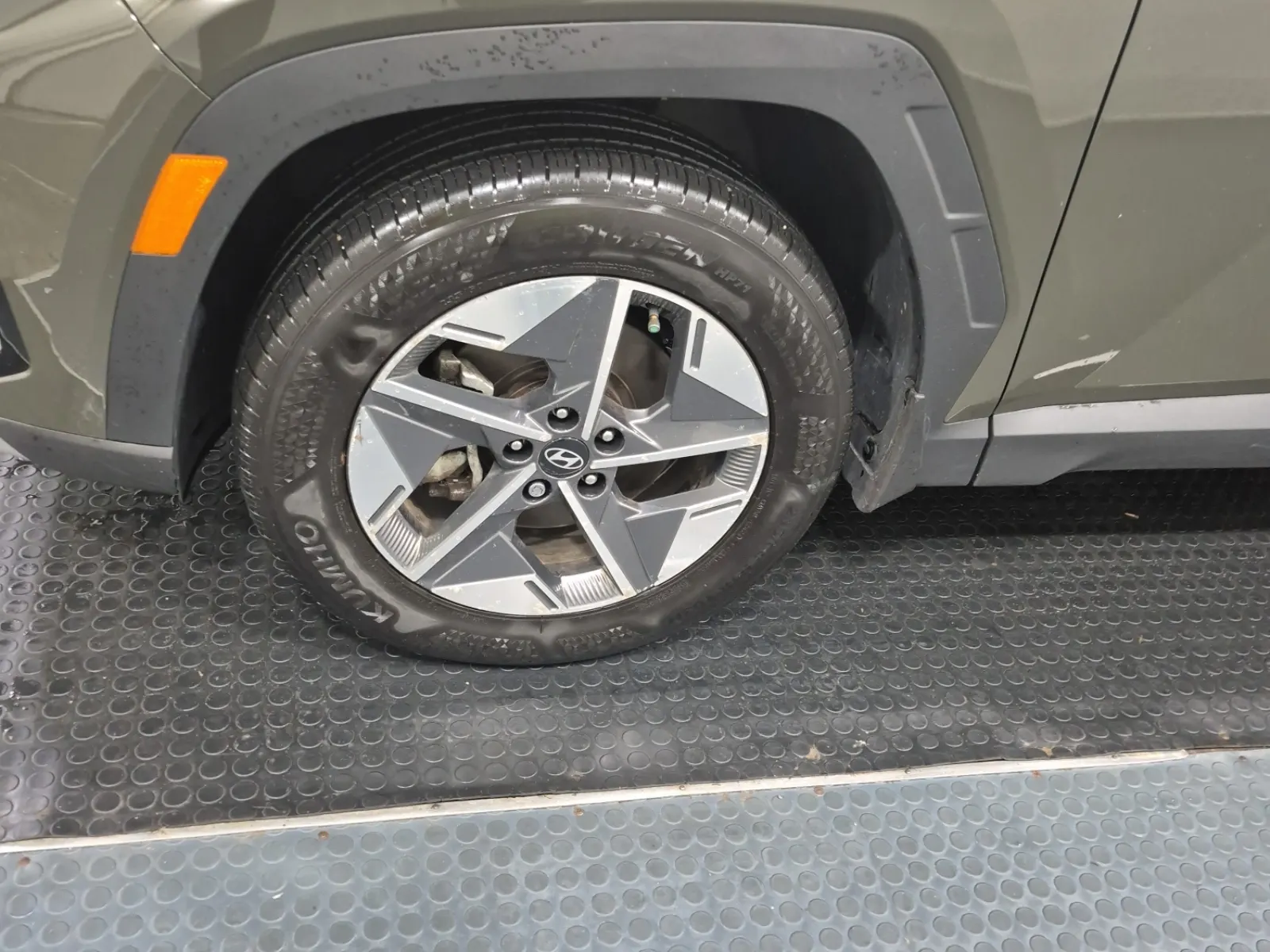 Front driver wheel/tire photo