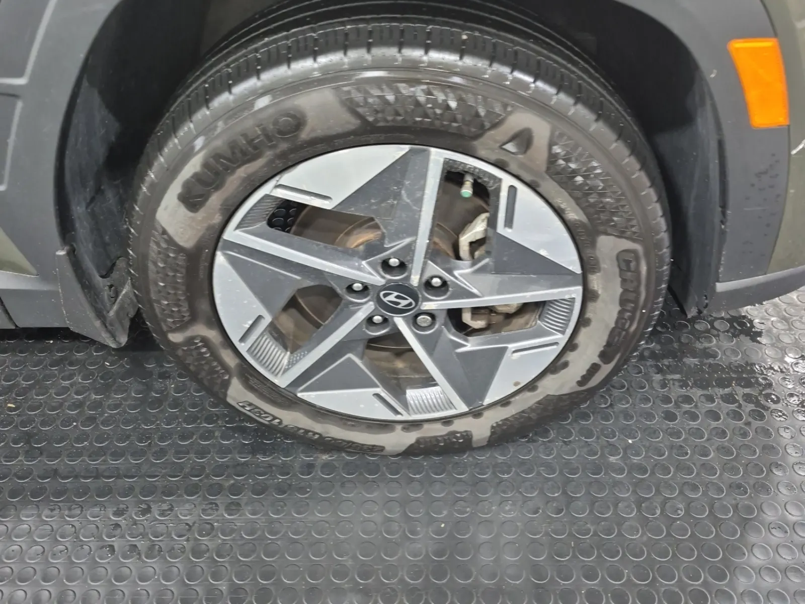 Right Front Wheel/Tire Photo