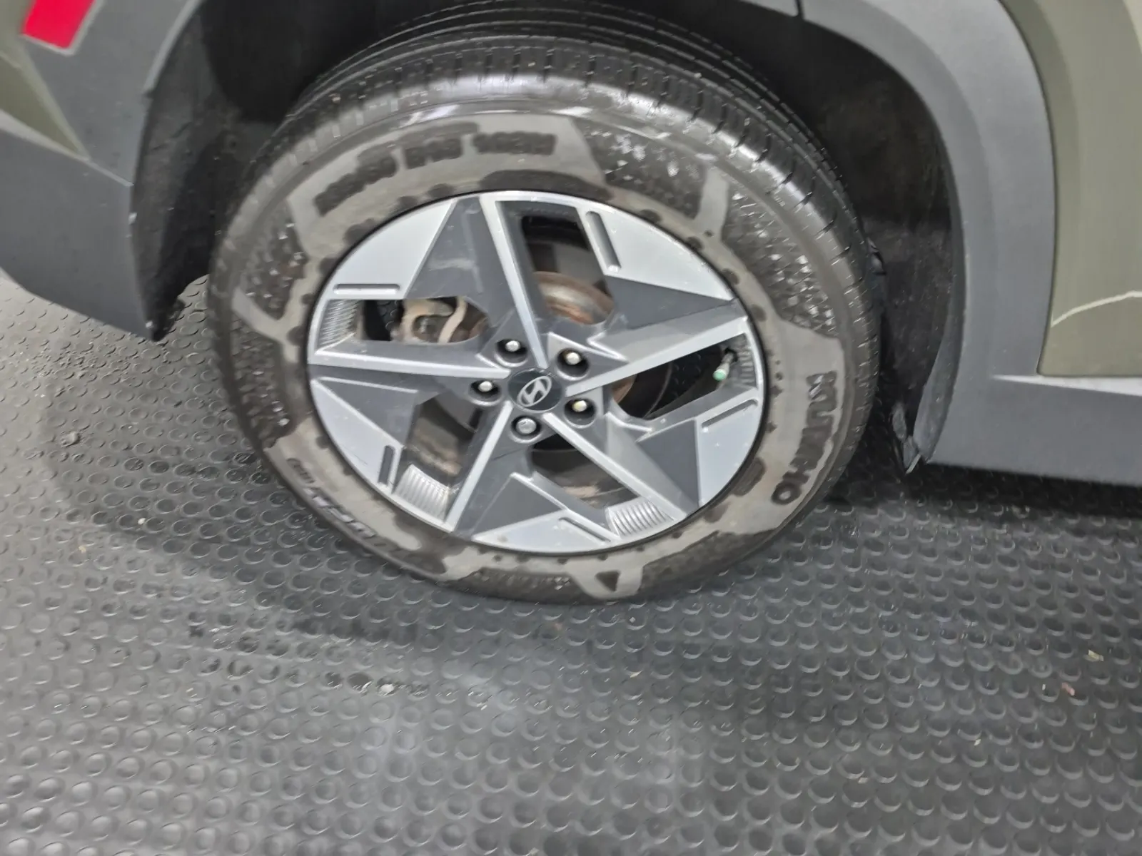 Right Rear Wheel/Tire Photo