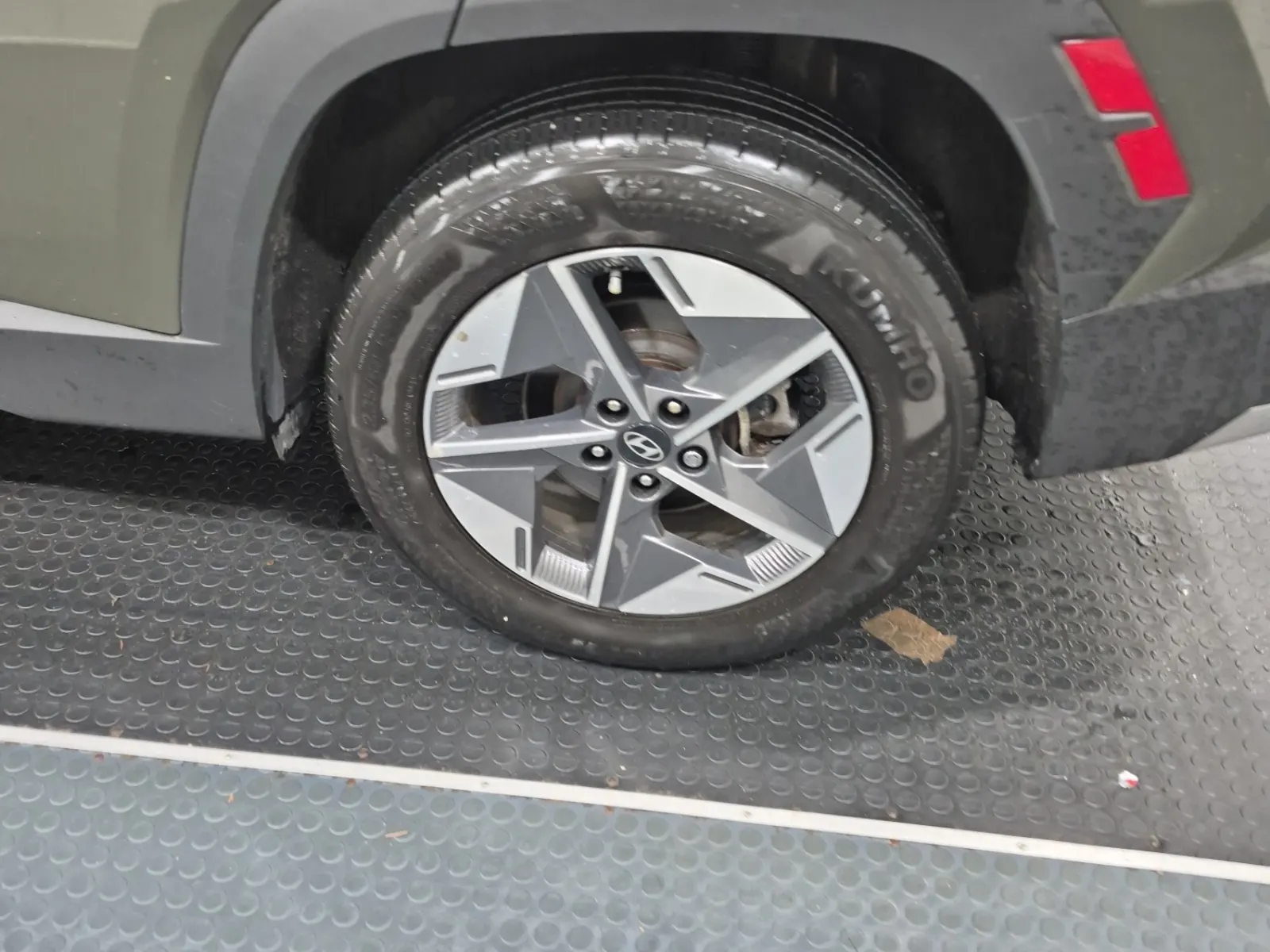 Left Rear Wheel/Tire Photo