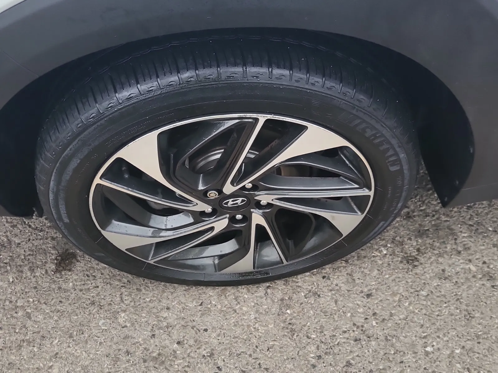 Front driver wheel/tire photo