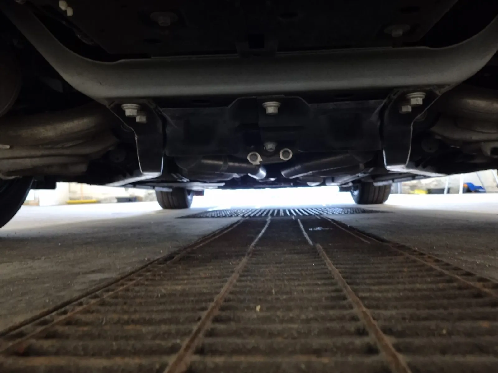 Undercarriage - Rear Photo