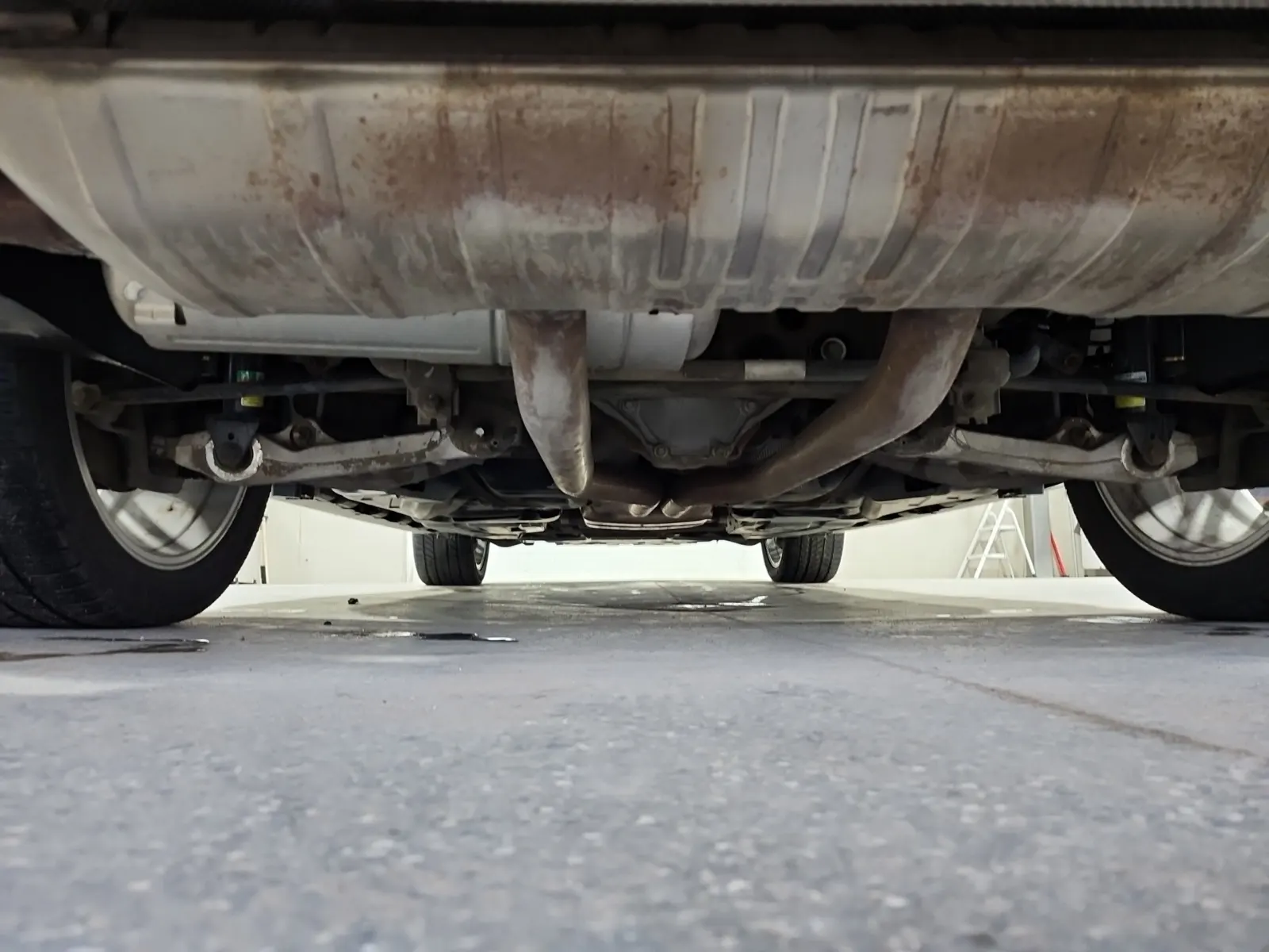 Undercarriage - Rear Photo