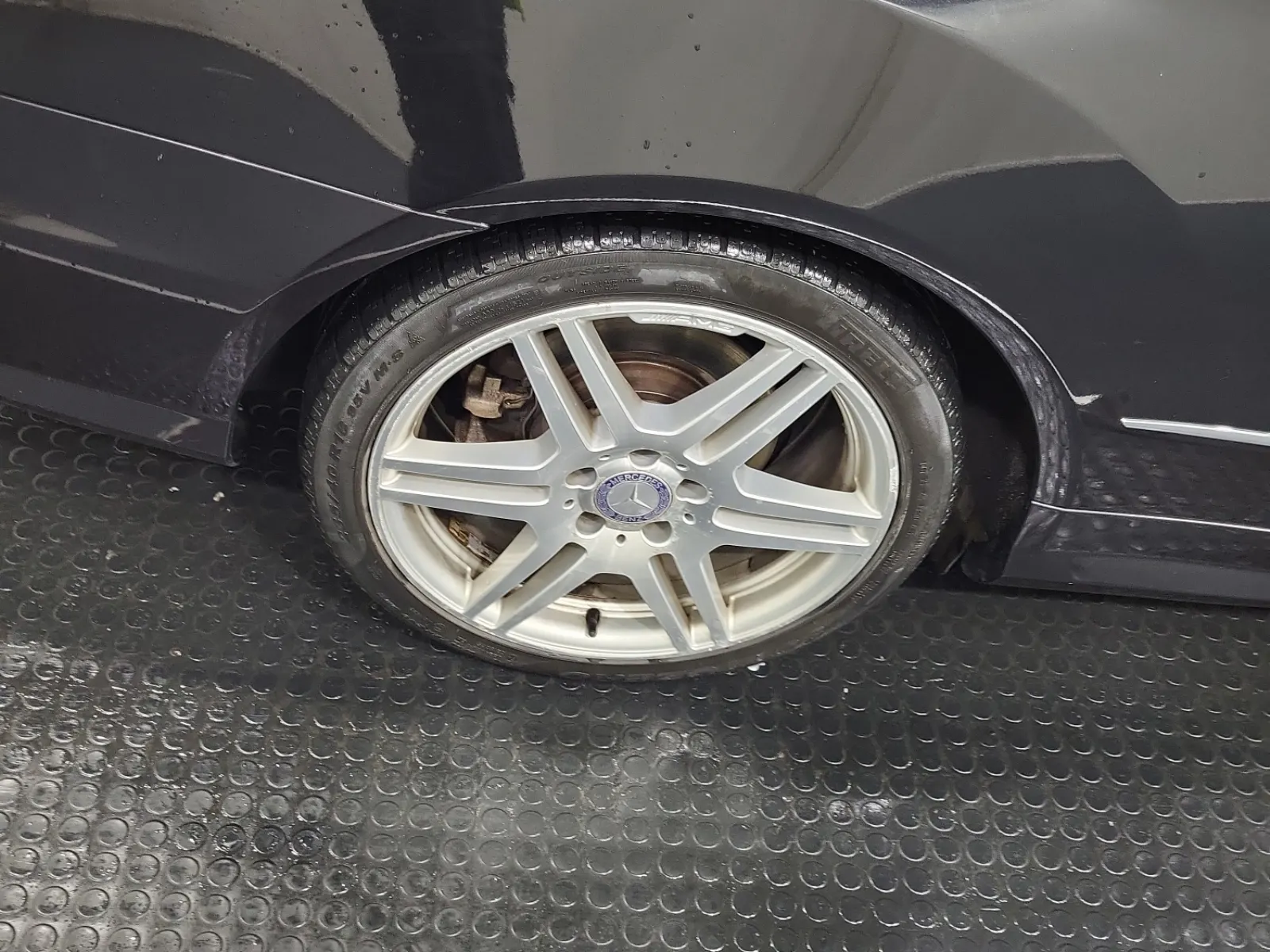 Right Rear Wheel/Tire Photo