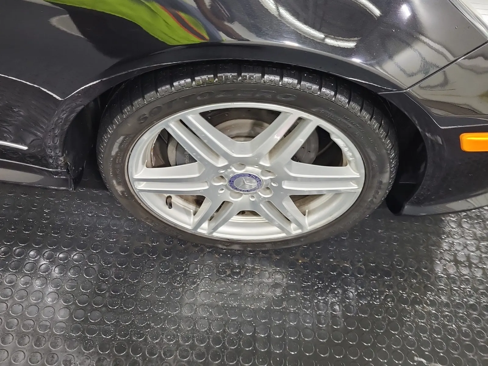 Right Front Wheel/Tire Photo