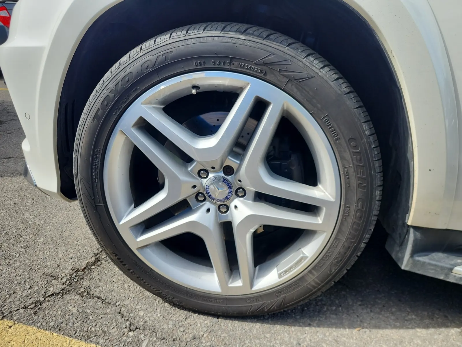 Front driver wheel/tire photo
