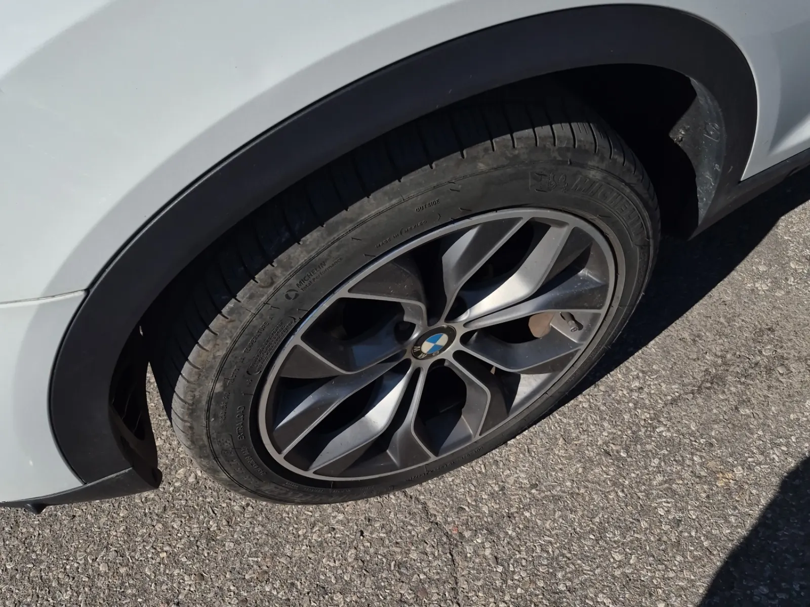Front driver wheel/tire photo