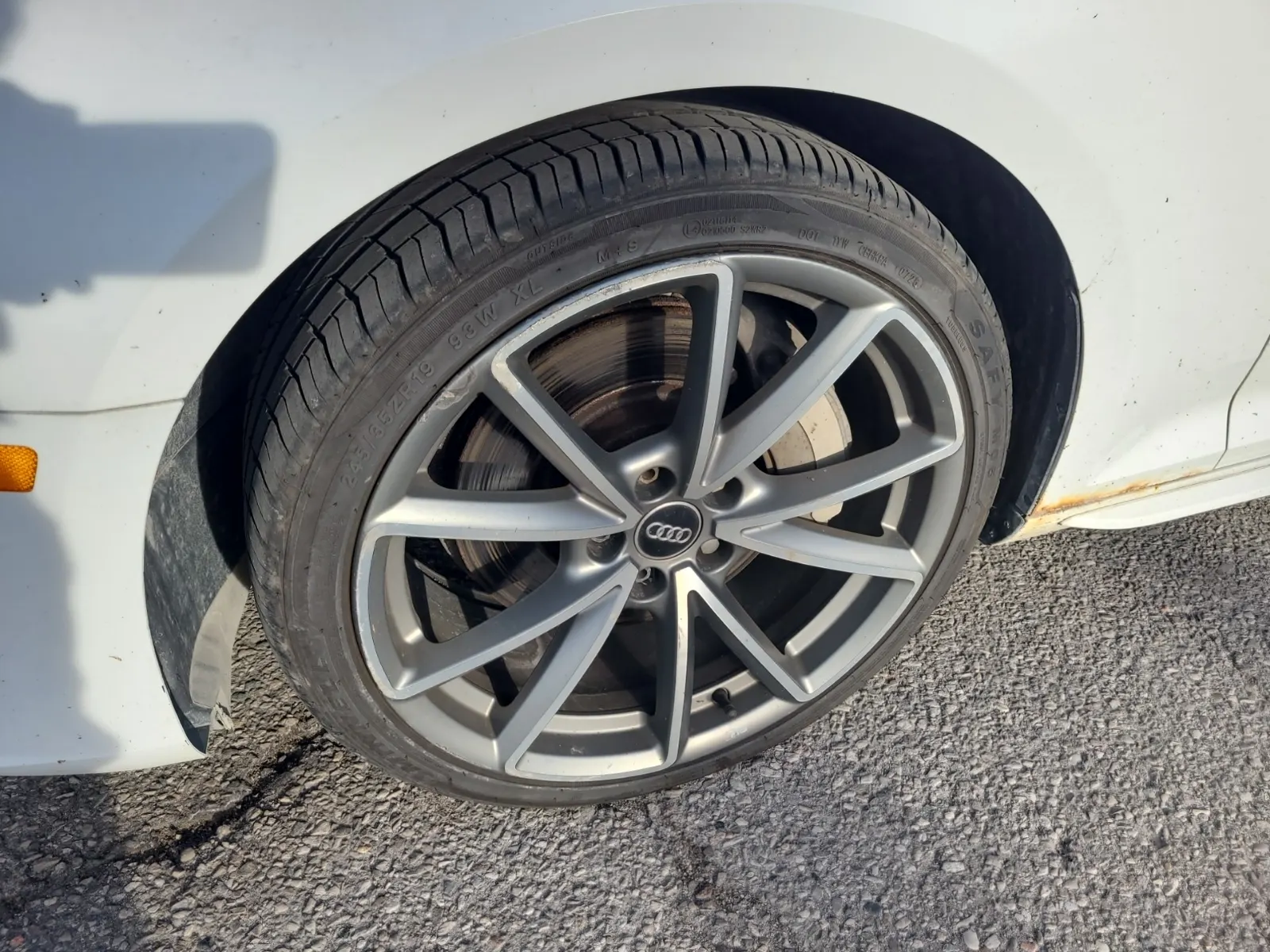 Front driver wheel/tire photo