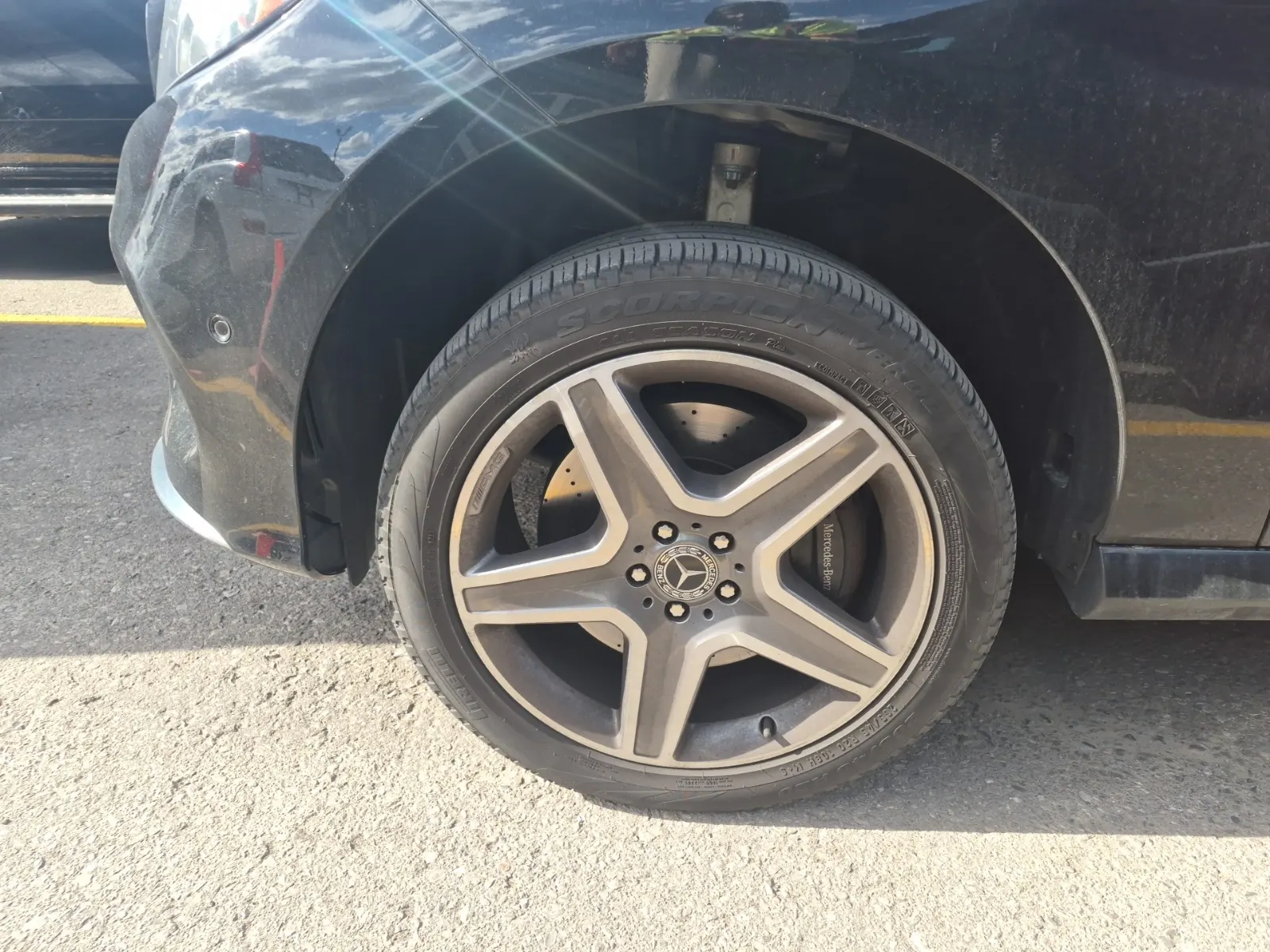 Front driver wheel/tire photo