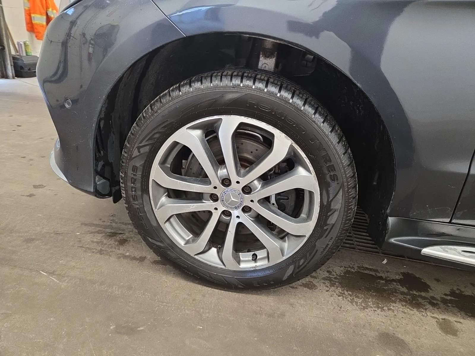 Front driver wheel/tire photo