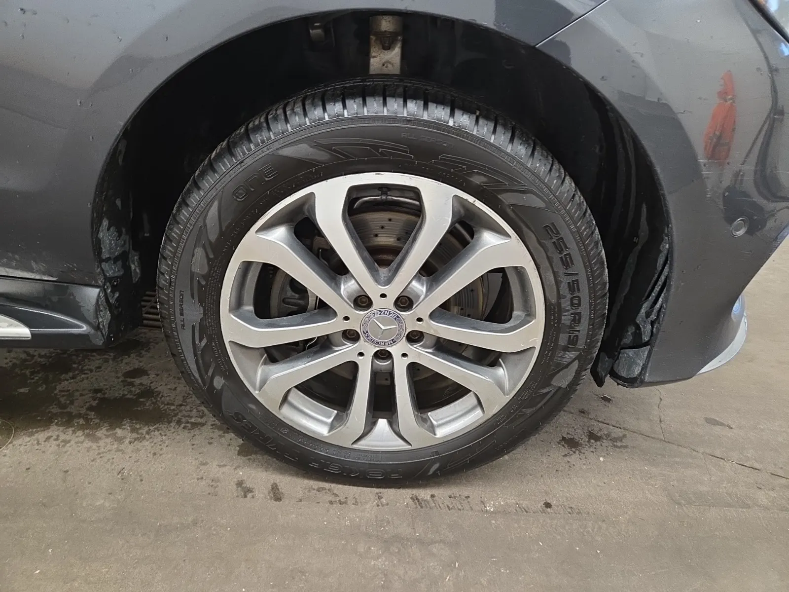 Right Front Wheel/Tire Photo