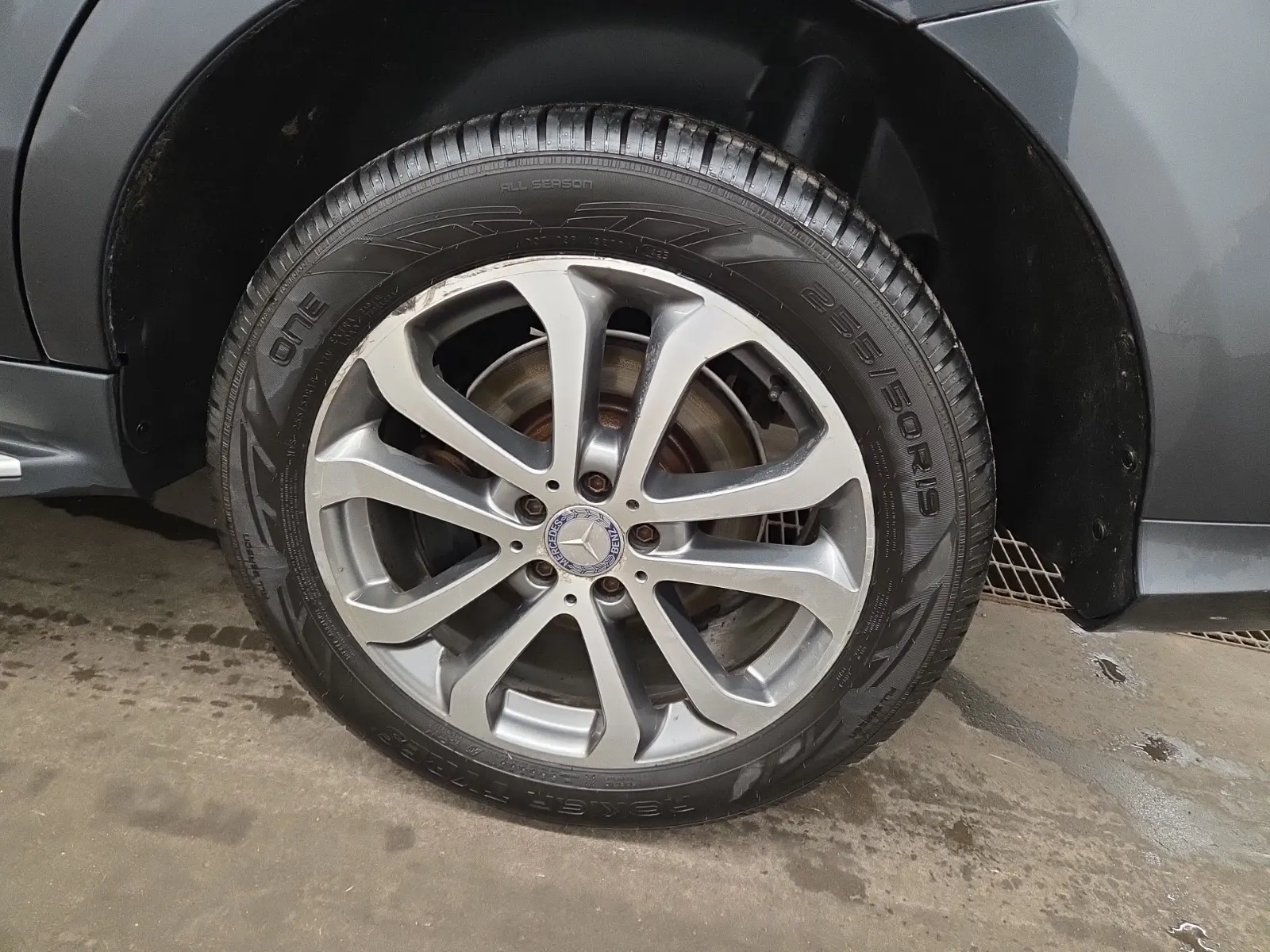 Left Rear Wheel/Tire Photo