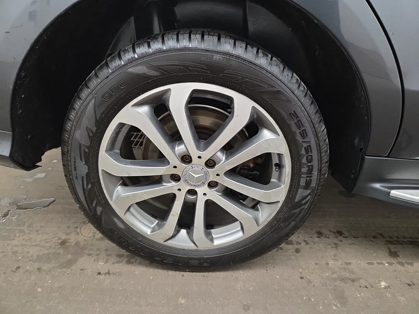 Right Rear Wheel/Tire Photo