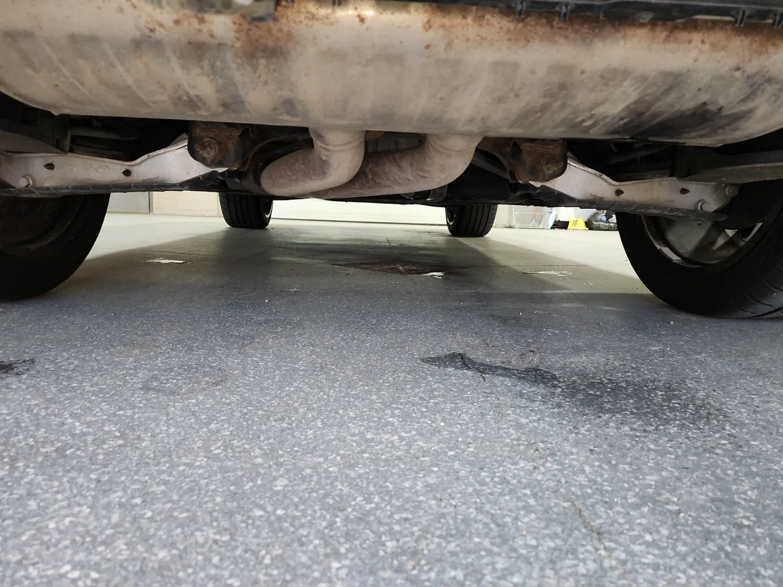 Undercarriage - Rear Photo