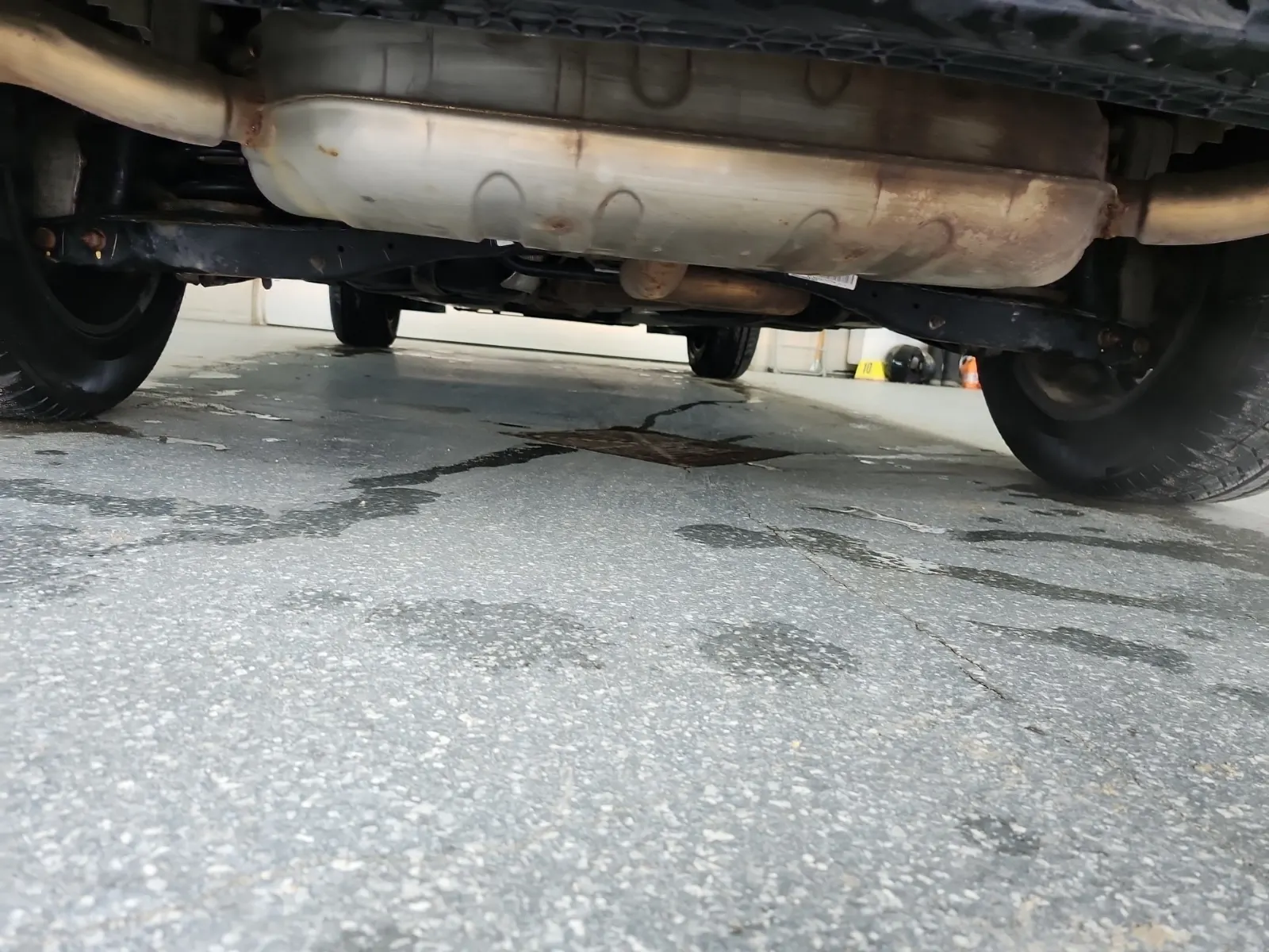 Undercarriage - Rear Photo