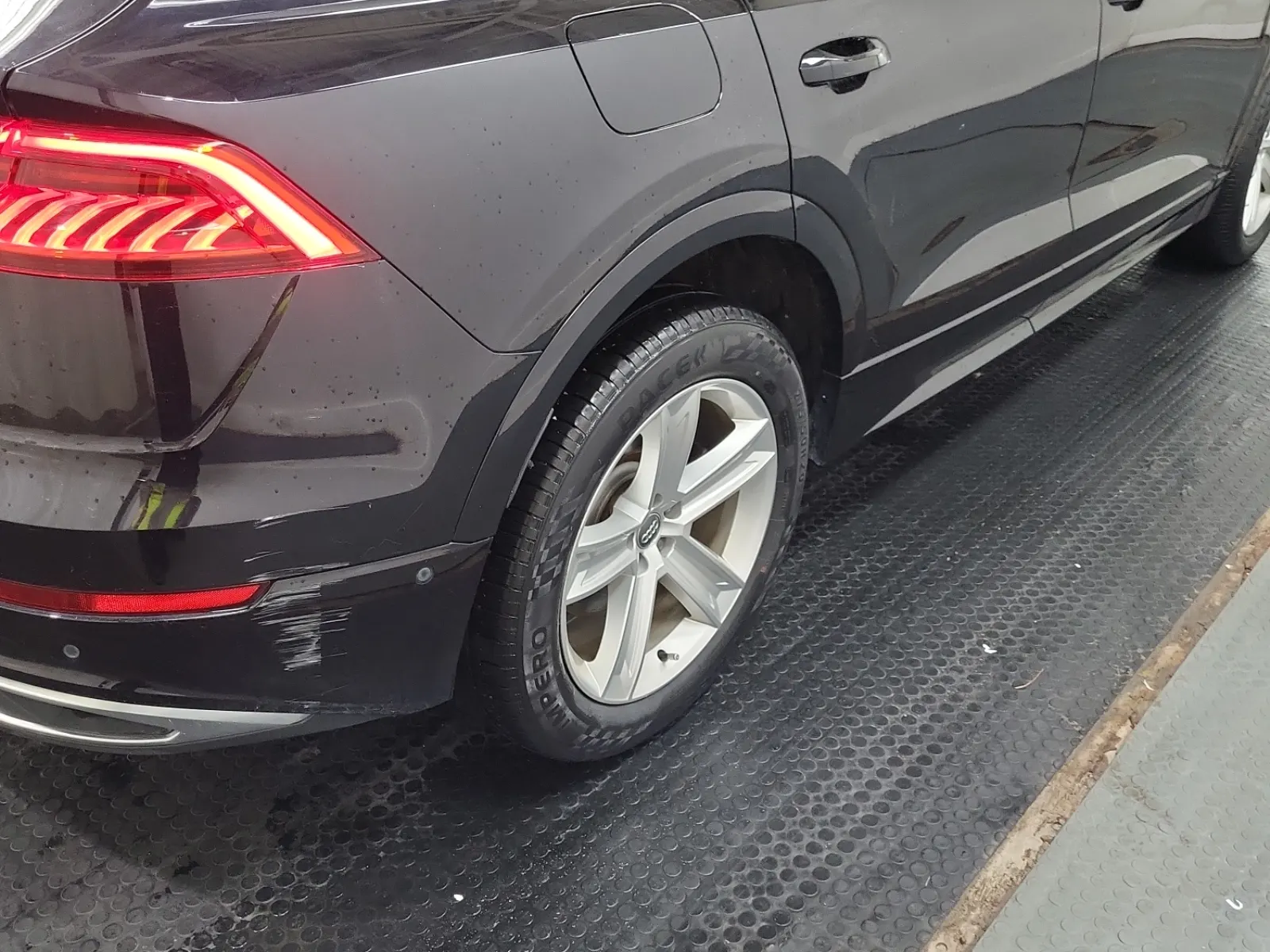 Right Rear Wheel/Tire Photo