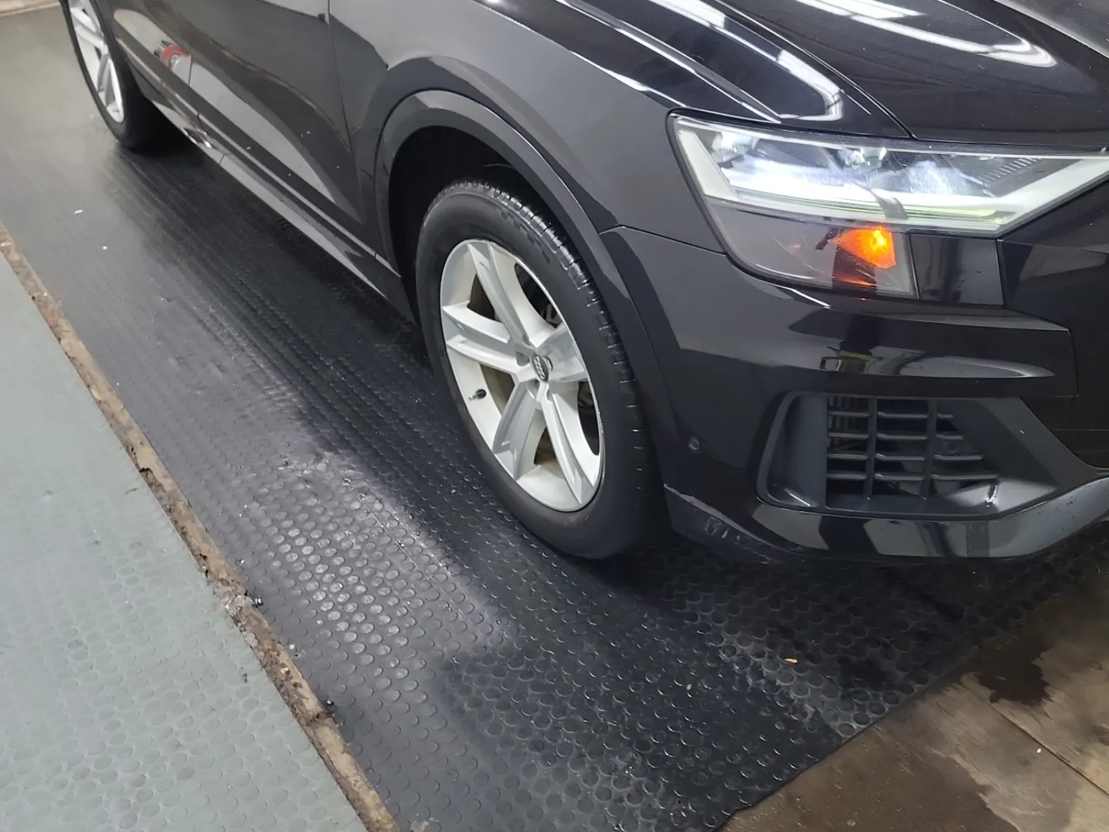 Right Front Wheel/Tire Photo
