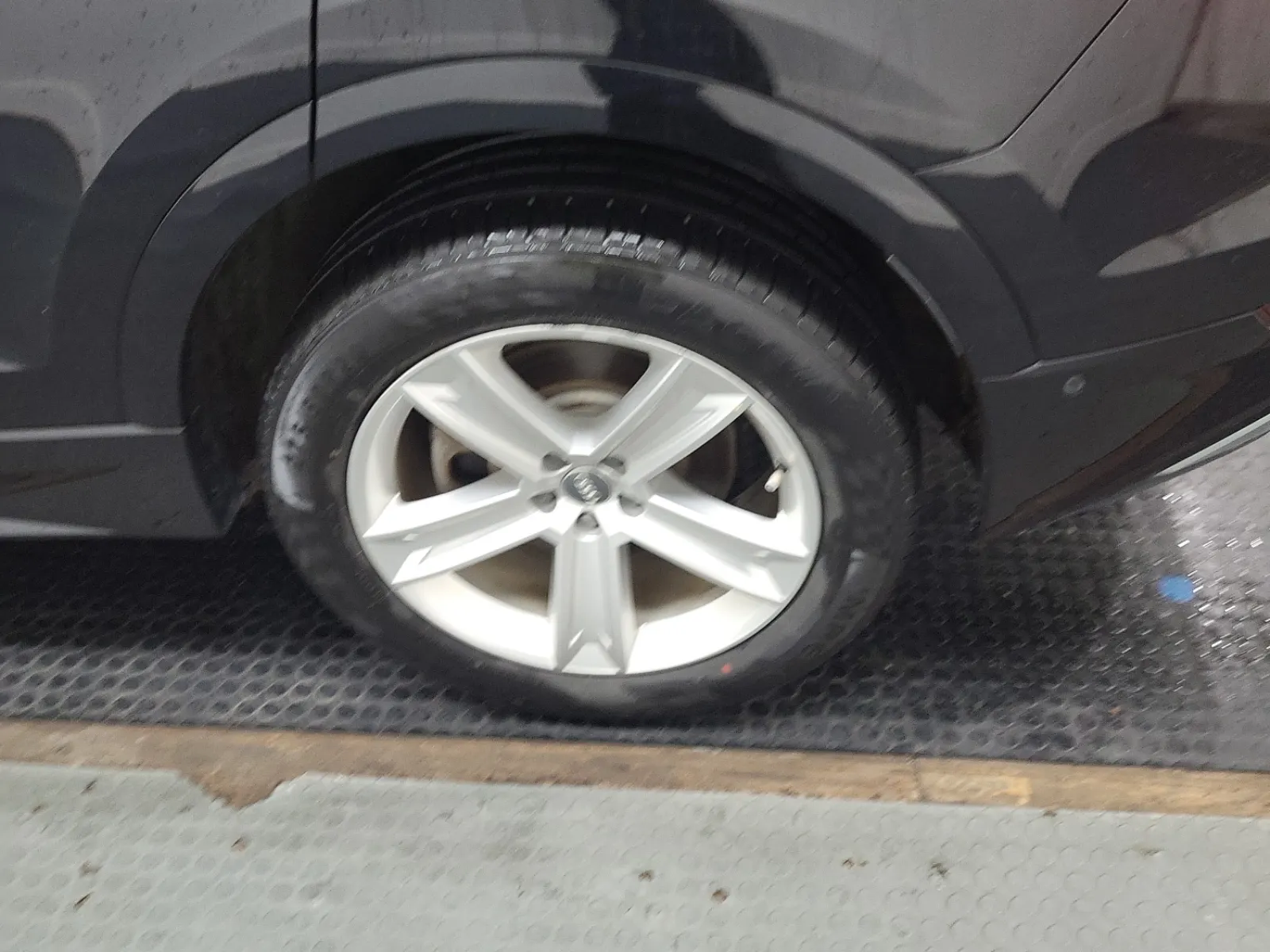 Left Rear Wheel/Tire Photo