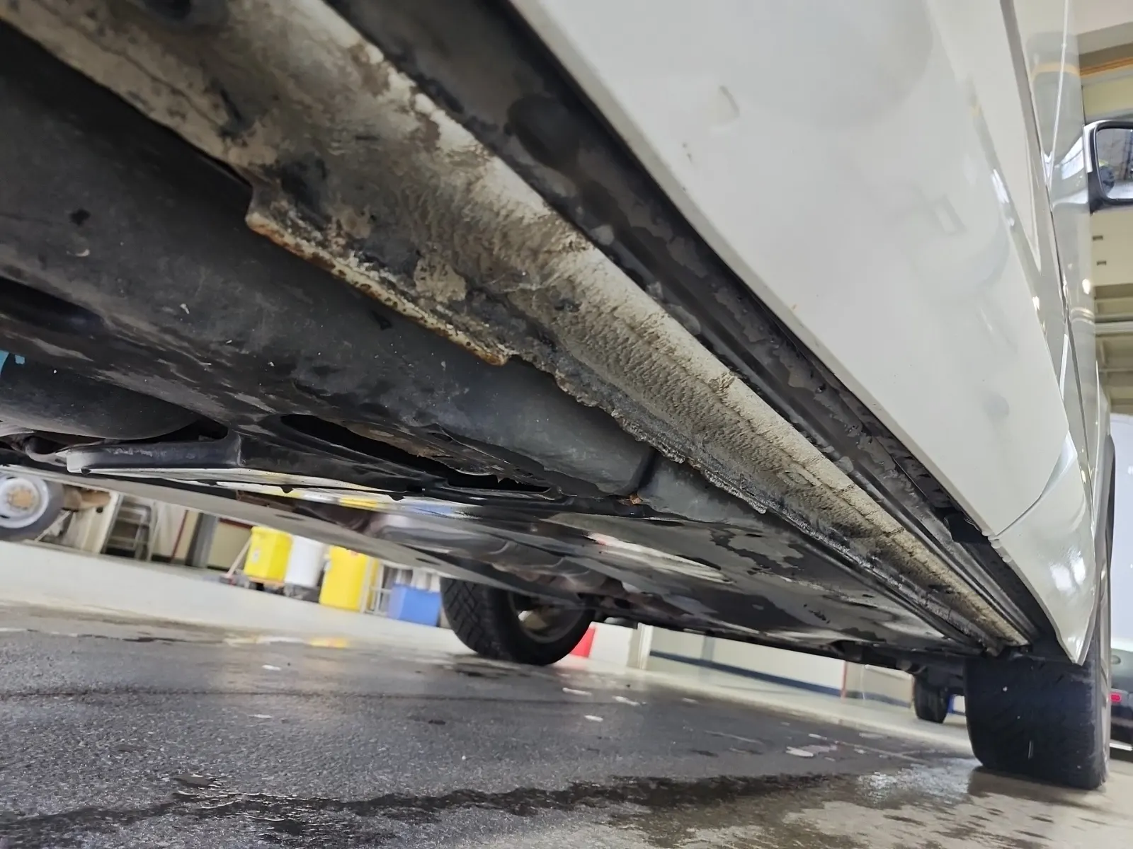 Undercarriage - Passenger Photo