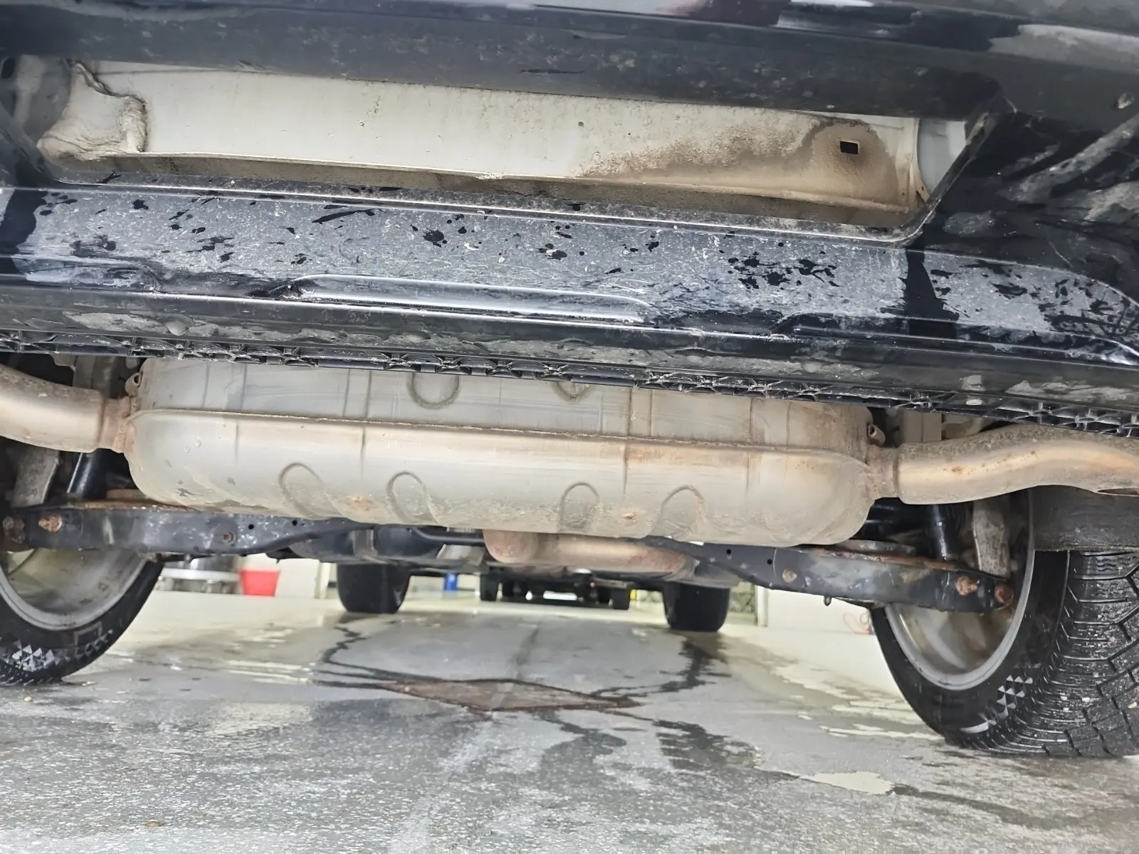 Undercarriage - Rear Photo