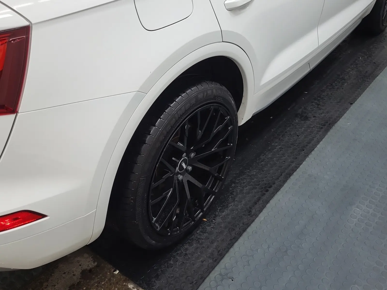 Right Rear Wheel/Tire Photo