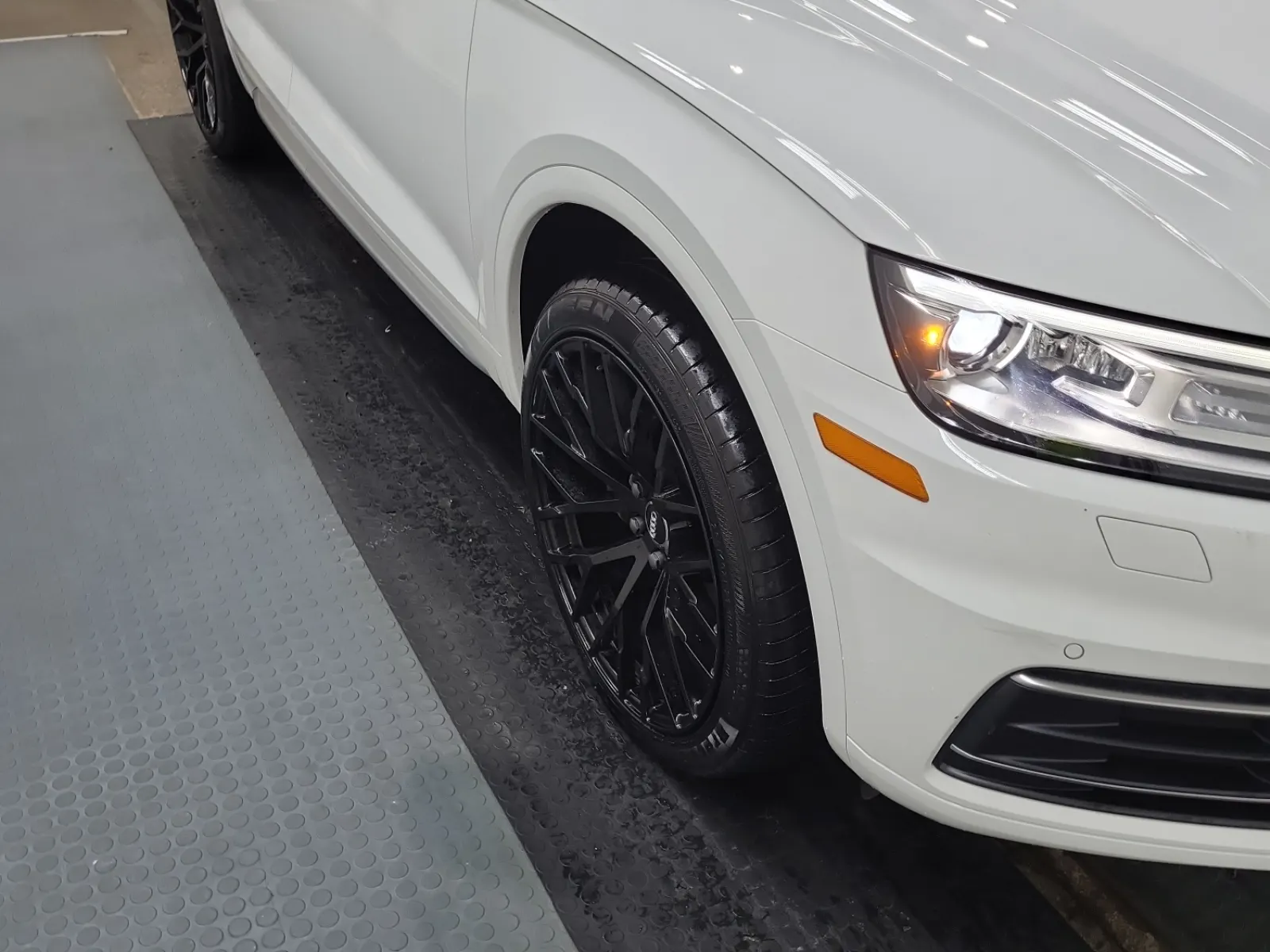 Right Front Wheel/Tire Photo