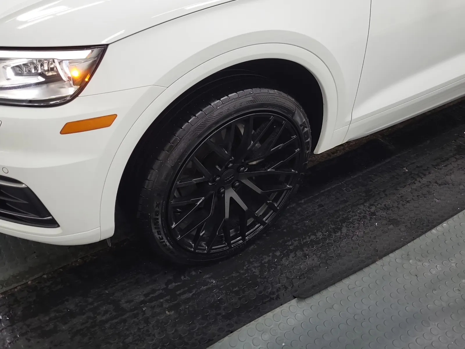 Front driver wheel/tire photo