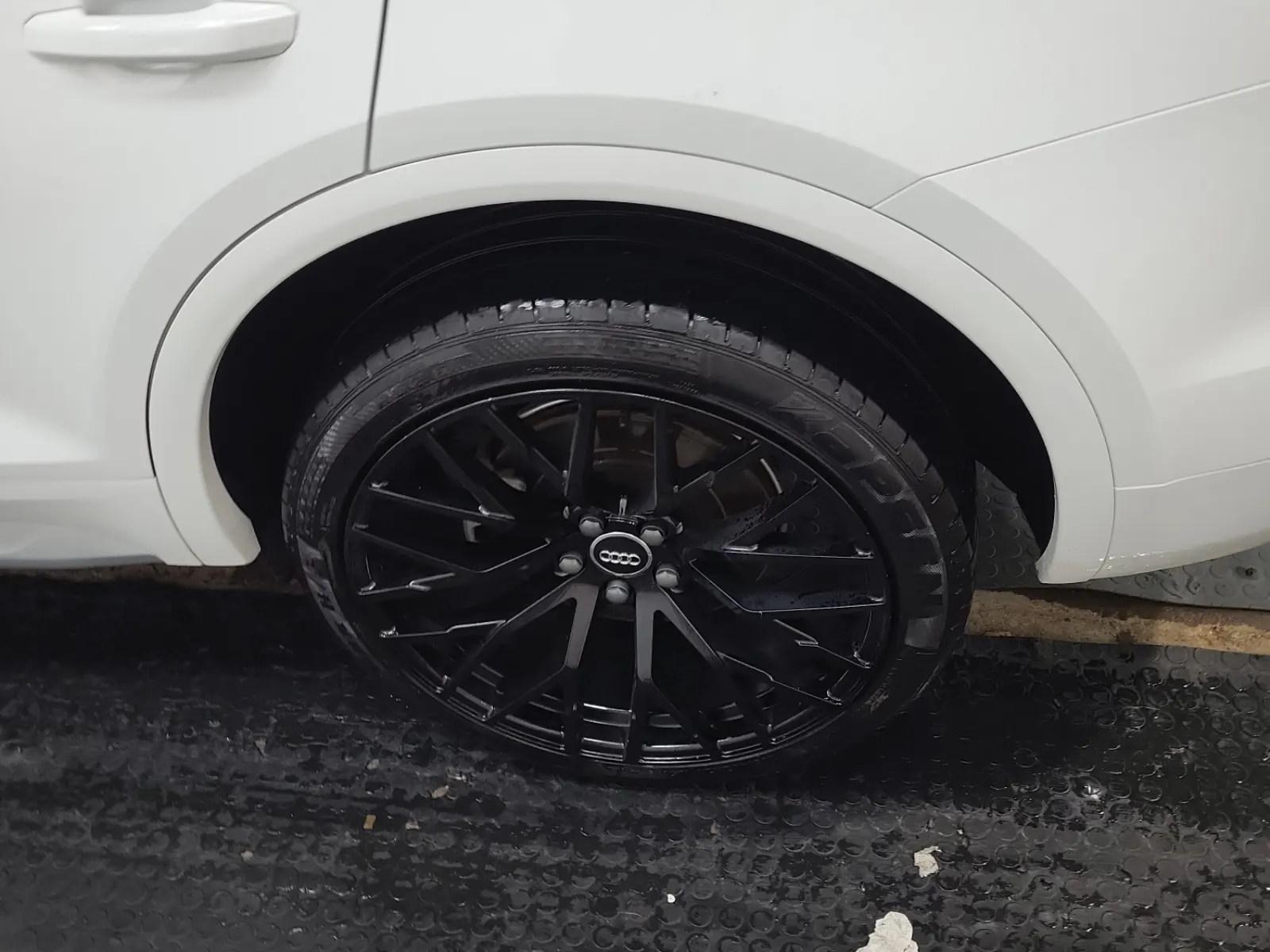 Left Rear Wheel/Tire Photo