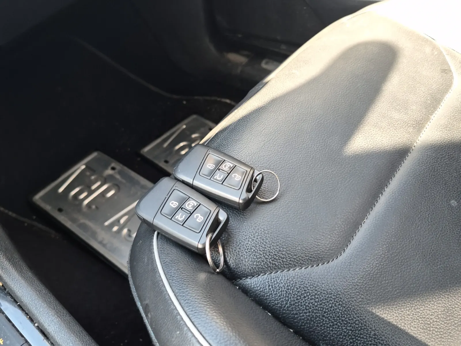 Keys/Fobs/Manual Photo